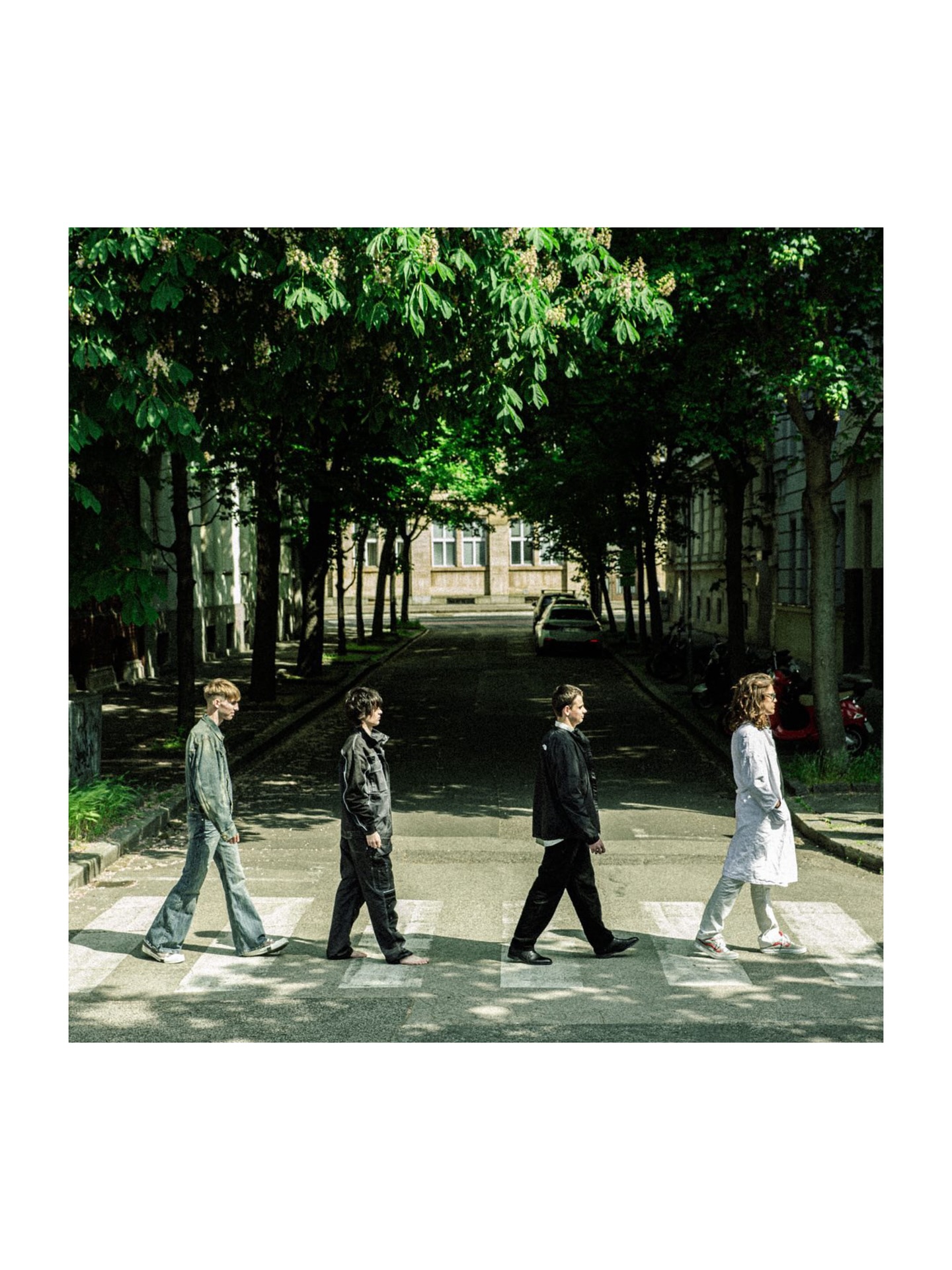 🎶 Na Fajnorke platí, že keď sa do niečoho pustíme, tak Let It Be… ale poriadne. Preto vznikol náš dlhodobý projekt, v ktorom sme ikonické albumy pretavili do sveta techniky ⚙️ a strojáriny. Od legendárneho prechodu po 𝒜𝒷𝒷𝑒𝓎 𝓇𝑜𝒶𝒹 🚶♂️🚶♀️, cez náš vlastný „Definitívne Strojár“ — lebo u nás nejde o 𝒟𝑒𝒻𝒾𝓃𝒾𝓉𝑒𝓁𝓎 ℳ𝒶𝓎𝒷𝑒, ale o jasné rozhodnutia — až po Lennonov ℛ𝑜𝒸𝓀 ’𝓃’ ℛ𝑜𝓁𝓁 🎸 a 𝒲𝒽𝒶𝓉’𝓈 𝓉𝒽𝑒 𝒮𝓉𝑜𝓇𝓎 ℳ𝑜𝓇𝓃𝒾𝓃𝑔 𝒢𝓁𝑜𝓇𝓎?, ktorý na Fajnorke znie skôr ako „Morning Glory? Ideme na sústruh.“🛠️ Každý album prešiel rukami ľudí, ktorí projektu venovali energiu 🔥, nápady 💡 a poriadnu dávku trpezlivosti. Trochu 𝒞𝑜𝓂𝑒 𝒯𝑜𝑔𝑒𝓉𝒽𝑒𝓇 , trochu 𝒟𝑜𝓃’𝓉 ℒ𝑜𝑜𝓀 ℬ𝒶𝒸𝓀 𝒾𝓃 𝒜𝓃𝑔𝑒𝓇, štipka strojárskeho chaosu 🌀 a veľa kreativity — výsledkom je séria, ktorá spája hudbu, železo, humor 😄 aj fajnorácky esprit.💬 A teraz je rad na vás: ktorý album by sme mali prerobiť nabudúce? 🎧🔧 Napíšte nám svoj tip do komentárov — séria pokračuje! 🚀🟧⬜️🟧⬜️#fajnorka #somfajnorak #spss #strojarina #technika #strojar #engineering #mechanicalengineering#abbeyroad #definitelymaybe #whatsthestorymorningglory #rocknroll#thebeatles #oasis #johnlennon #britpop #classicalbums#albumart #creativeproject #schoolproject #design #remake #artrecreation