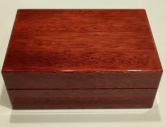 Commande originale pour accessoire d’exception !
Réalisation d’un écrin pour recevoir une montre de collection.
#creationsurmesure
#savoirfairefrançais
#artisangard
#tapissierdecorateur