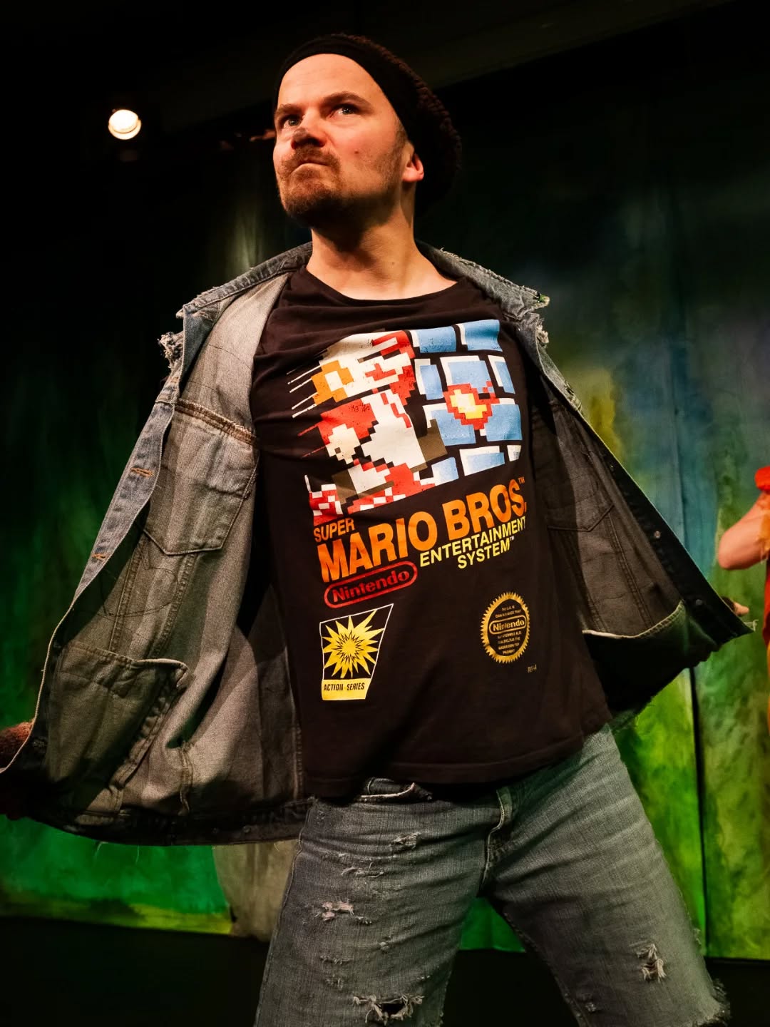 "Mä oon semmoinen hurlja rljakkikoirlja, haistatan torljtun kaikille, jotka yrljittää saada mut elämään joittenkin sääntöjen mukaan!" - Musti (Kalle Pulkkinen)
Tervetuloa viettämään itsenäisyyspäivää Mustin ja muiden kaverljeiden kanssa Pakkahuoneelle, Rantakatu2b! Tarjoamme mehua ja keksejä!
Vuoden viimeiset esitykset 6.12. klo 15, 7.12. klo 15 ja 10.12. klo 18.
Liput ja lisätiedot www.vaarapyora.com
Kuva @_anigo__
#teatteri #lastenteatteri #lastenkulttuuri #joensuu #joensuunpakkahuone