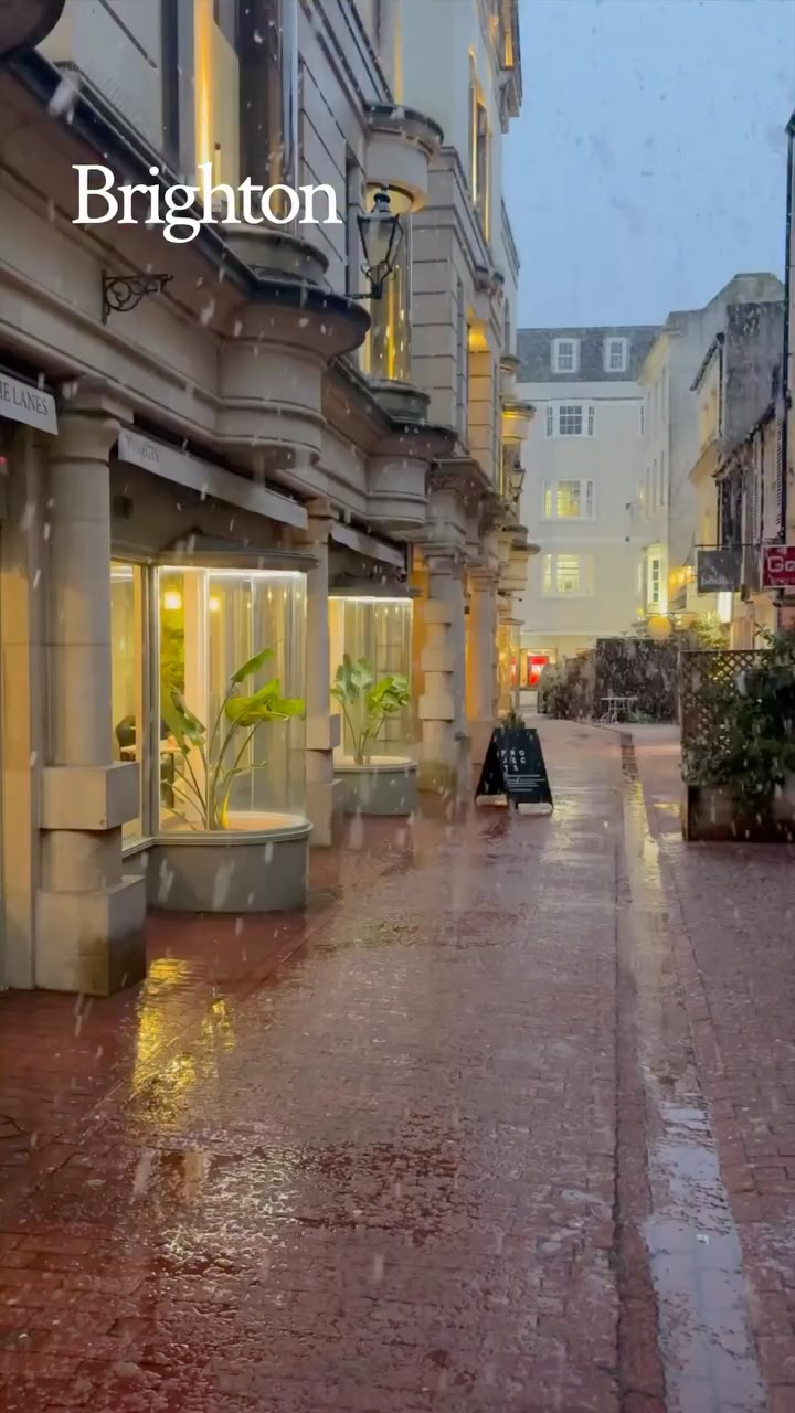 Since the first snow we’re looking ahead to Winter, and even if it’s cold - it’s hard to beat Brighton when the frost starts falling.
Taken on a lunch break last year 🥙❄️