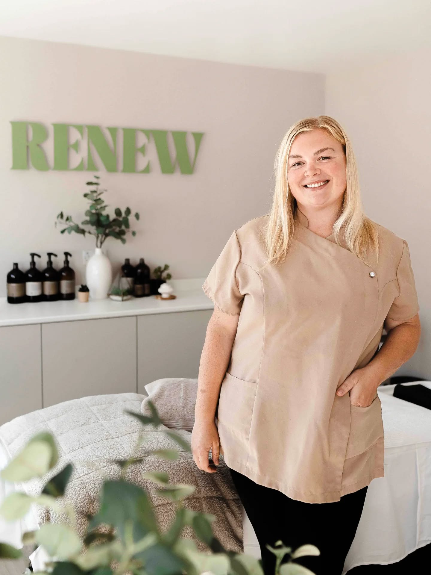 December has a way of arriving beautifully…and a little chaotically.
Before the parties, the plans, the lists and the late nights
let Renew be your reset.
A quiet space to breathe again.
A moment where the noise softens and your body finally unclenches.
I’m Daisy, the hands behind Renew and I know how rare it is to find an hour that feels like it belongs to you.
That’s exactly why this space exists.
To help you unwind, reset, and feel lighter before the season truly begins.
Your December doesn’t have to start at full speed.
Let it begin softly.
Intentionally.
With a ritual designed to calm your mind, balance your scalp, and bring you back to yourself.
Let me be your reset this December.
Your sanctuary is ready whenever you are.
🤍🌿✨💆♀️
#relaxation #headspa #northessex #colchester #scalpcare #tendring #indulge #essex #december #detox #unwind #smallbusiness #mummylife #mumbusiness #mum #mumpreneuruk #businessmindset #chriatmas #clacton