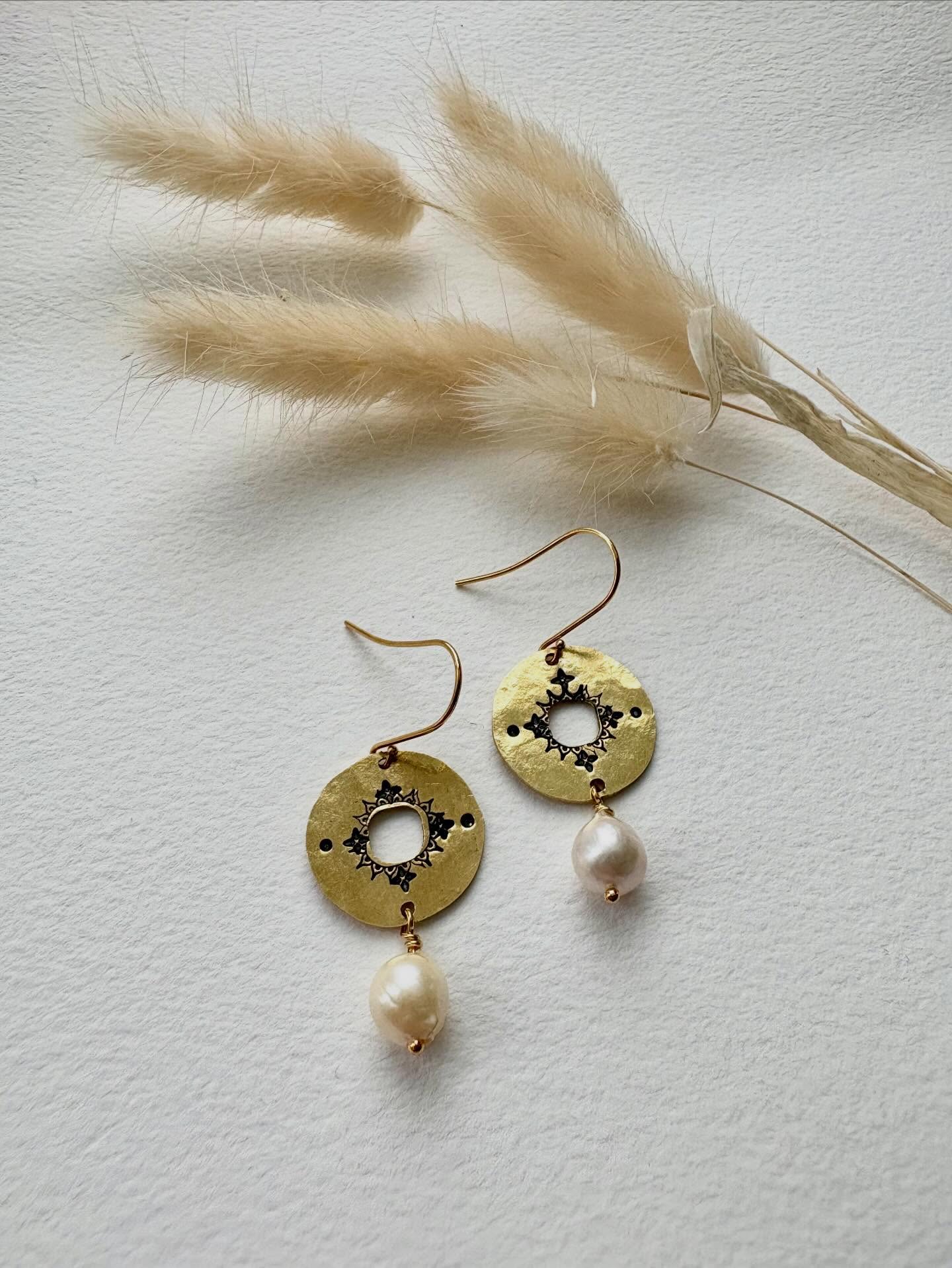 It’s finally feeling like December around here! All the shops are stocked and I’m hanging up my tools for the rest of the year to prepare for moving my workspace! (the big studio reveal coming soon!) You can find my jewelry locally at @wildonionmccall, @gravitymccall, @gemmasitaliandeli & at the Holiday Market upstairs at @talonwrenmccall. Shop local & keep our small businesses in mind for all your gifts this season!
#shopsmall #shoplocal #brassjewelry #pearlearrings #handmadeinidaho
