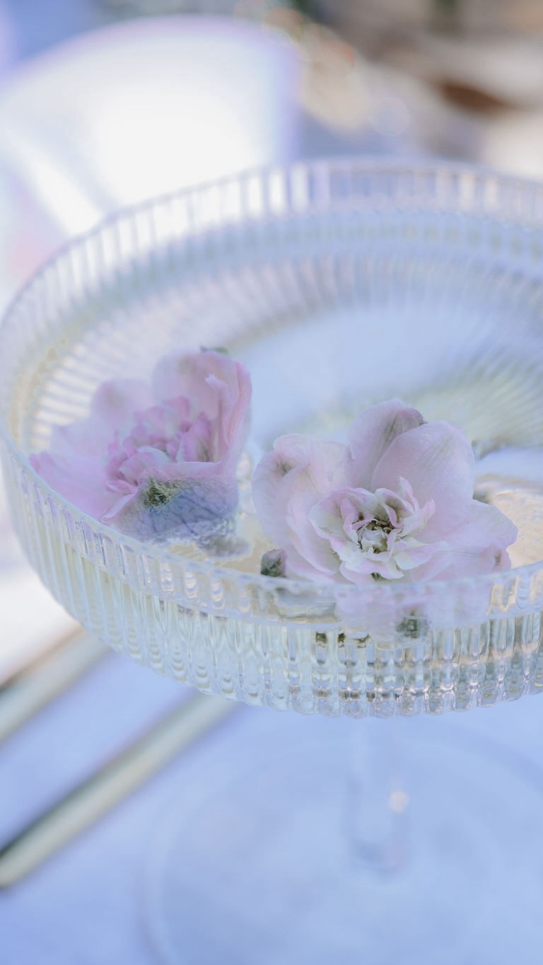 Welcher Moment berührt mich auf einer Hochzeit am meisten?
Da ich ja bei der Hochzeit selbst nicht dabei bin, sind es für mich nicht die ganz großen Momente. Eure Trauung erlebe ich ja leider nicht mit. Genau wie Reden von Freunden oder Familie oder den Eröffungstanz.
Trotzdem gibt es da Momente, die ich mitbekomme, die für andere unsichtbar bleiben und die mich sehr berühren.
Da ist zum einen der Probetisch in eurer Location ein paar Wochen vor eurer Hochzeit. Wenn ihr das erste Mal eure Dekoration seht und realisiert, wie es bald sein wird.
Oder die Brautstraußübergabe, wenn die Bräute das erste Mal ihren Brautstrauß sehen, ist das für mich auch jedes Mal ein sehr besonderer und aufregender Moment.
Meistens sind die Bräute dann gerade im Styling und es ist nochmal eine Ruhe spürbar, wo sich aber auch Vorfreude und Aufregung untermischen.
An meine Dienstleister Kollegen - was sind für euch die ganz besonderen Momente?
Foto: @eileencamin.fotografie
#hochzeitsfloristik #brautstrauß #hochzeitsdeko
HOCHZEITSDEKO
ELEGANTE HOCHZEITSDEKO
HOCHZEITSFLORISTIK