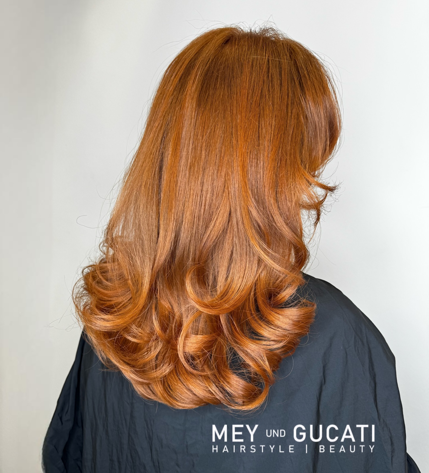 Kupfer 🍊 jetzt wo es draußen so grau und trist ist, bringen wir Farbe in die Welt ✨ mit einem Stufenhaarschnitt und einem Blowout mit der Rundbürste setzen wir die Haarfarbe in perfekter Szene!
#kupferhaare #copperhair #copperhaircolor #coppertone #kupferliebe #stufenhaarschnitt #blowout #mannheim #wellahaircolor #meyundgucati