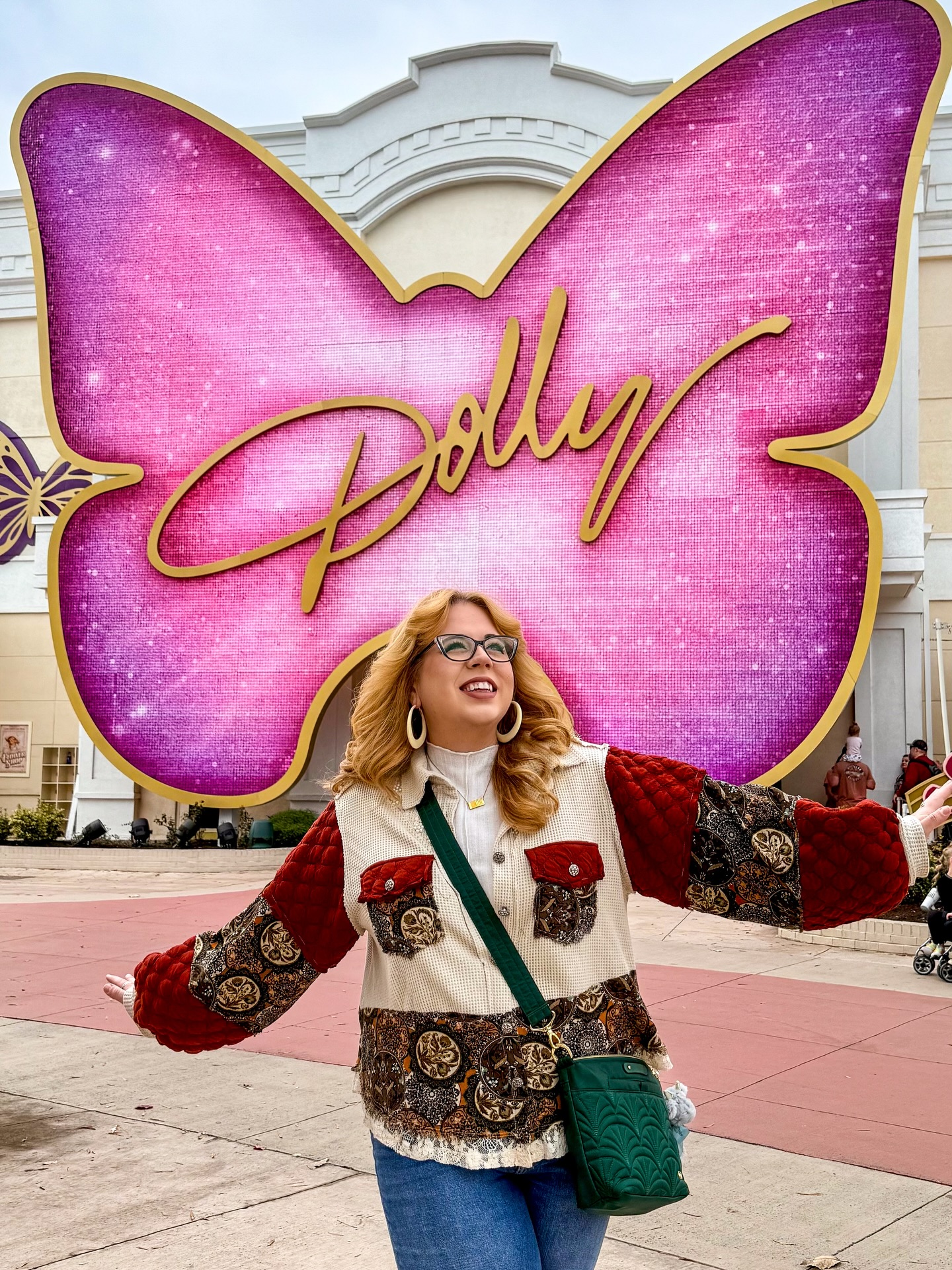 I’m not really a “Butterfly girlie” or “Pink girlie”, but when it comes to Dolly Parton and #dollywood , I’m all for it! Only Dollywood can Butterfly’s fit so perfectly into Holiday decor. 🦋💖✨
#dollyparton #dollywoodchristmas #christmasdecor