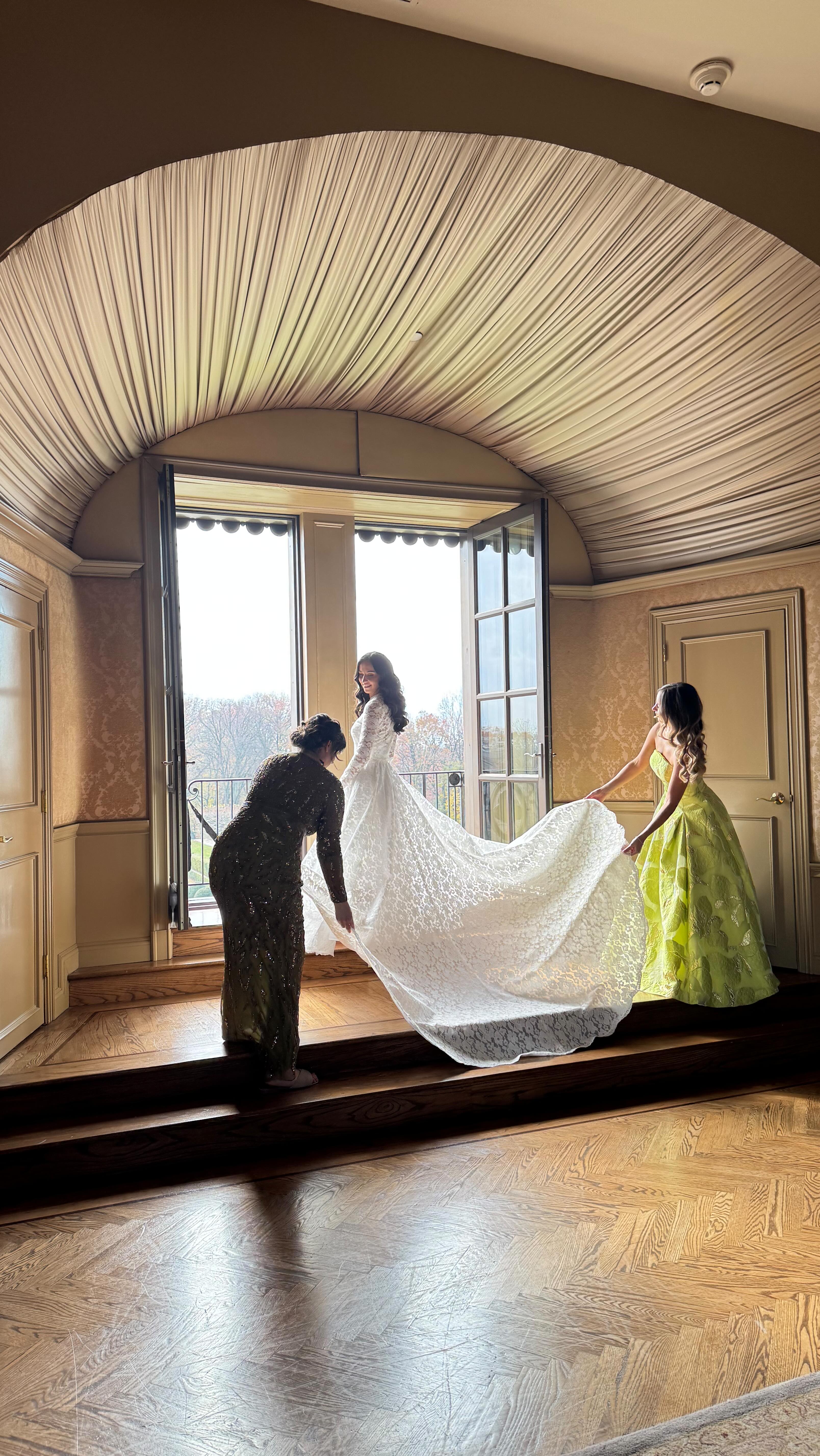 This little moment between my bride and her mom had me giggling like š¤ I didnāt even have to say anything and my bride just knew there was no way we were almost done and mom couldnāt understand how 40 mins have gone by and we were still going at itš
āWeāre in the thick of itā was so spot on. š¤£
#longislandmakeupartist #longislandbride #longislandbridalmakeupartist #longislandmakeupandhair #weddingday #nycmakeupartist #newyorkmakeupartist #bridalmakeup #weddingideas #makeupideas #bride #weddinginspo #makeupinspo #beautybloggers #italywedding #tulumwedding #mexicowedding #irelandwedding #makeupartist #2025bride #2026bride #montaukmakeupartist #softglam #naturalmakeup #ohekacastle #sandspointpreserve #glowymakeup #bronzeymakeup
Soft glam, natural makeup, full glam, summer wedding, fall wedding, Suffolk county, Nassau county, NYC, Manhattan, Hamptons