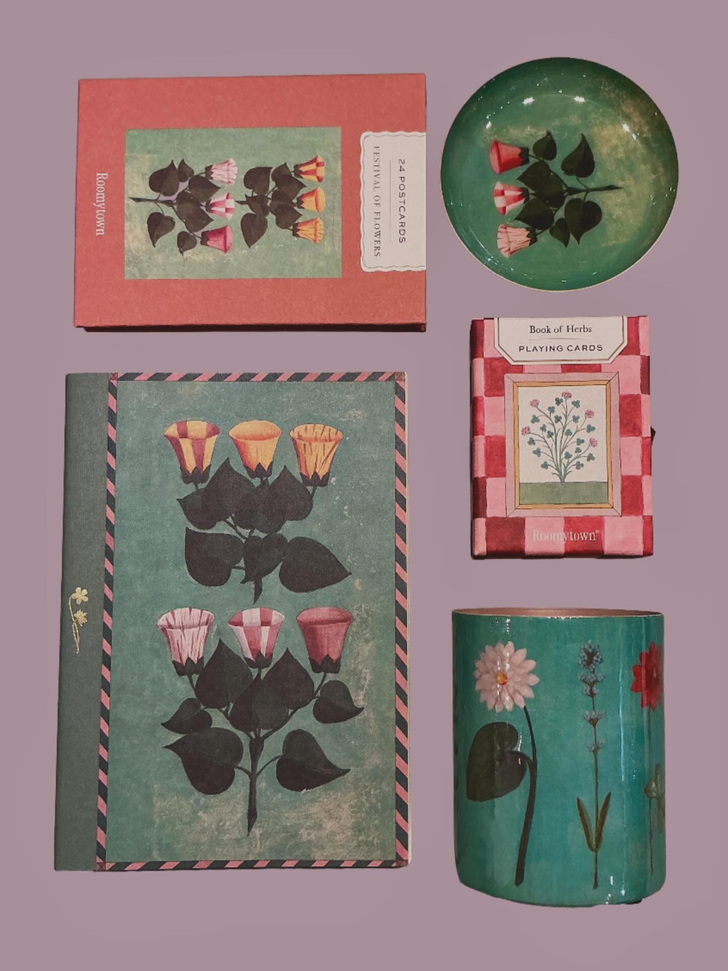 Roomytown festive of flowers 🌷 #gifts #perfectgift #presentideas #christmaspresent #stockingstuffers #stockingfillers #christmas #underthechristmastree #christmastime #supportlocal #smallbusines #smallshop #supportsmallbusiness #shopping #shoppingday #marlborough #wiltshire #wiltshirebusiness #dogfriendly #dogswelcome #comevist #roomytown