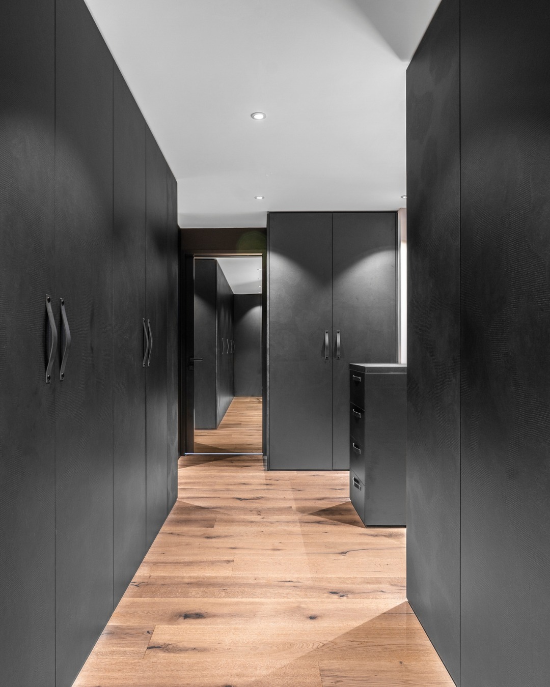 Minimalismus trifft auf Eleganz.
Diese massgefertigte Ankleide überzeugt mit mattschwarzen, strukturierten Oberflächen und edlen Ledergriffen. Hochwertiges Design, präzise Verarbeitung und stilvolle Funktionalität vereinen sich zu einem stimmigen Gesamtbild.
Fust in Wil. Schreinerei. Innenarchitektur.