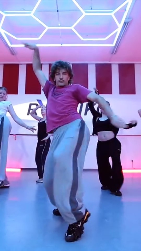 Das war unsere Xperience Class letzten Freitag mit Claudio. Danke für eure Energie und euer Durchhaltevermögen. Es ging dann doch noch etwas länger. Eure Videos kommen zeitnah per Mail.
<<<<<<<<>>>>>>>>
#female #xpereinceclass #rytmiko dancingunited danceschool stuttgart mood