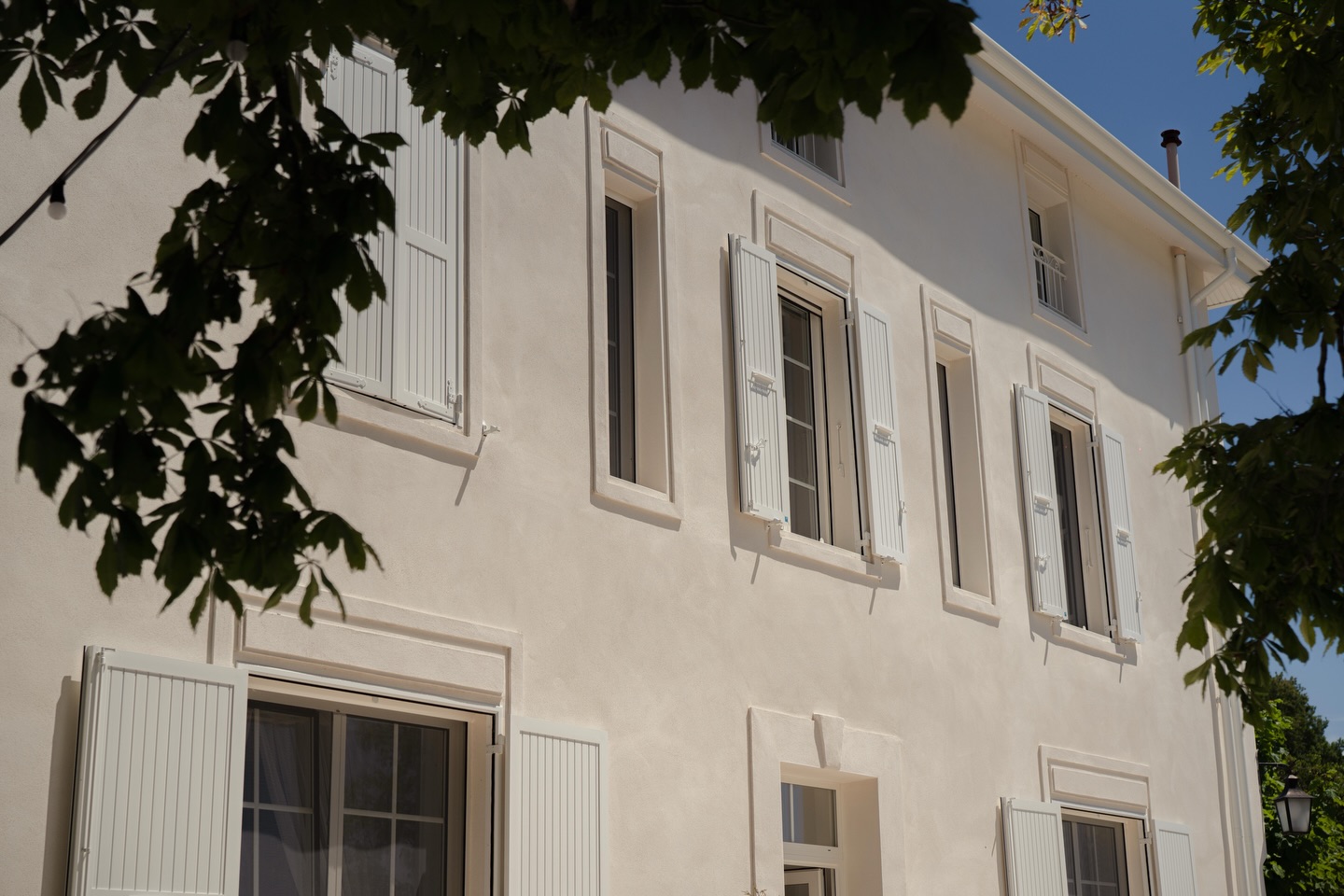 Moment suspendu devant la façade du Domaine de Bonaveau, baignée de lumière. Un vrai plaisir pour les yeux. ☀️