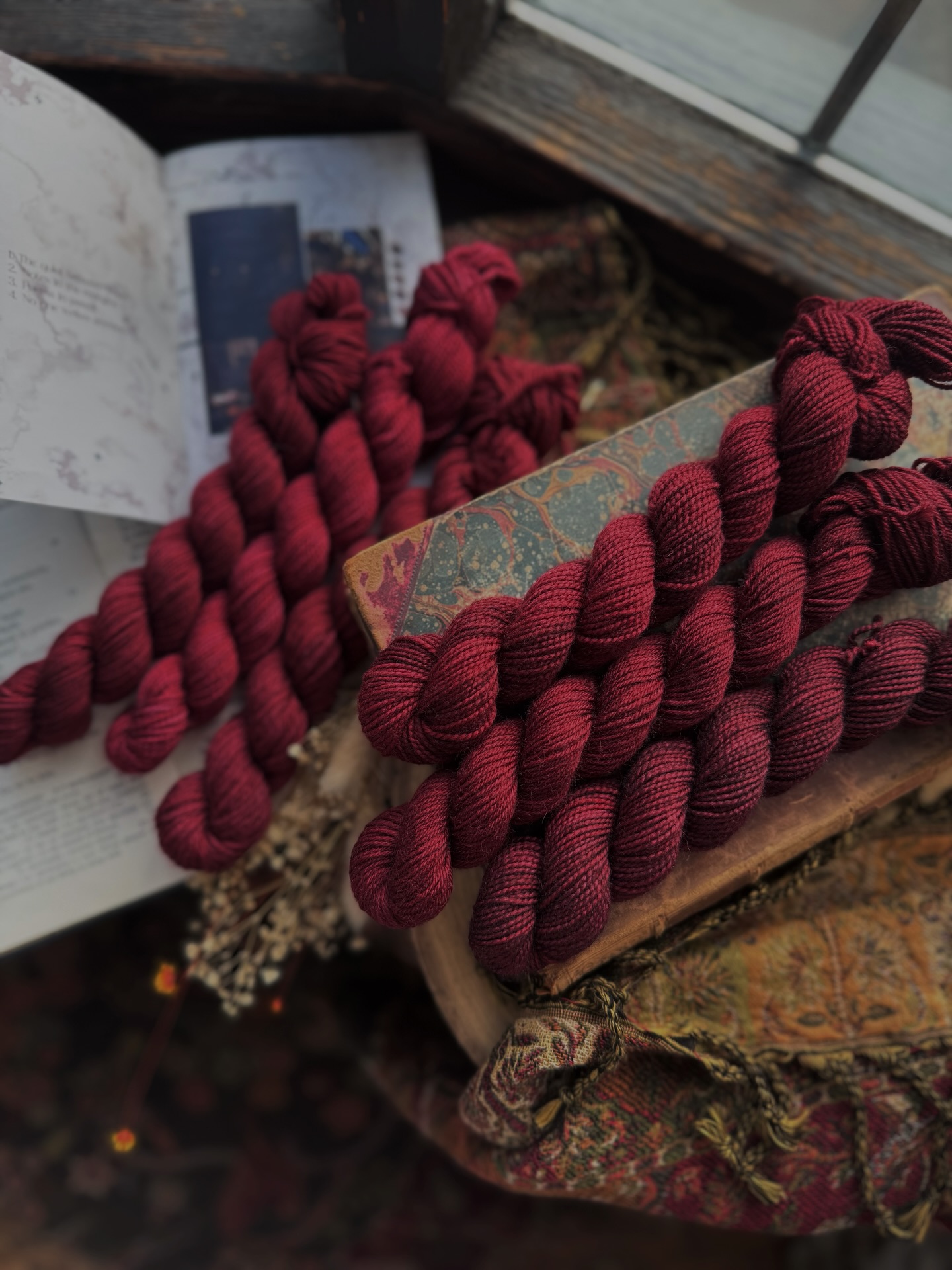 ‘Notes in the margains’ 🖤✏️ Day 2
This years advent is one variegated followed by one tonal on repeat- and I have to say I LOVE this style for advents! It feels so usable and easy to work with, the colours can be alternated and played with a lot more and let me tell you in advance… some of the combinations 🥹💖
I can’t wait to show you more!
#thesocietyofquietsolitudes