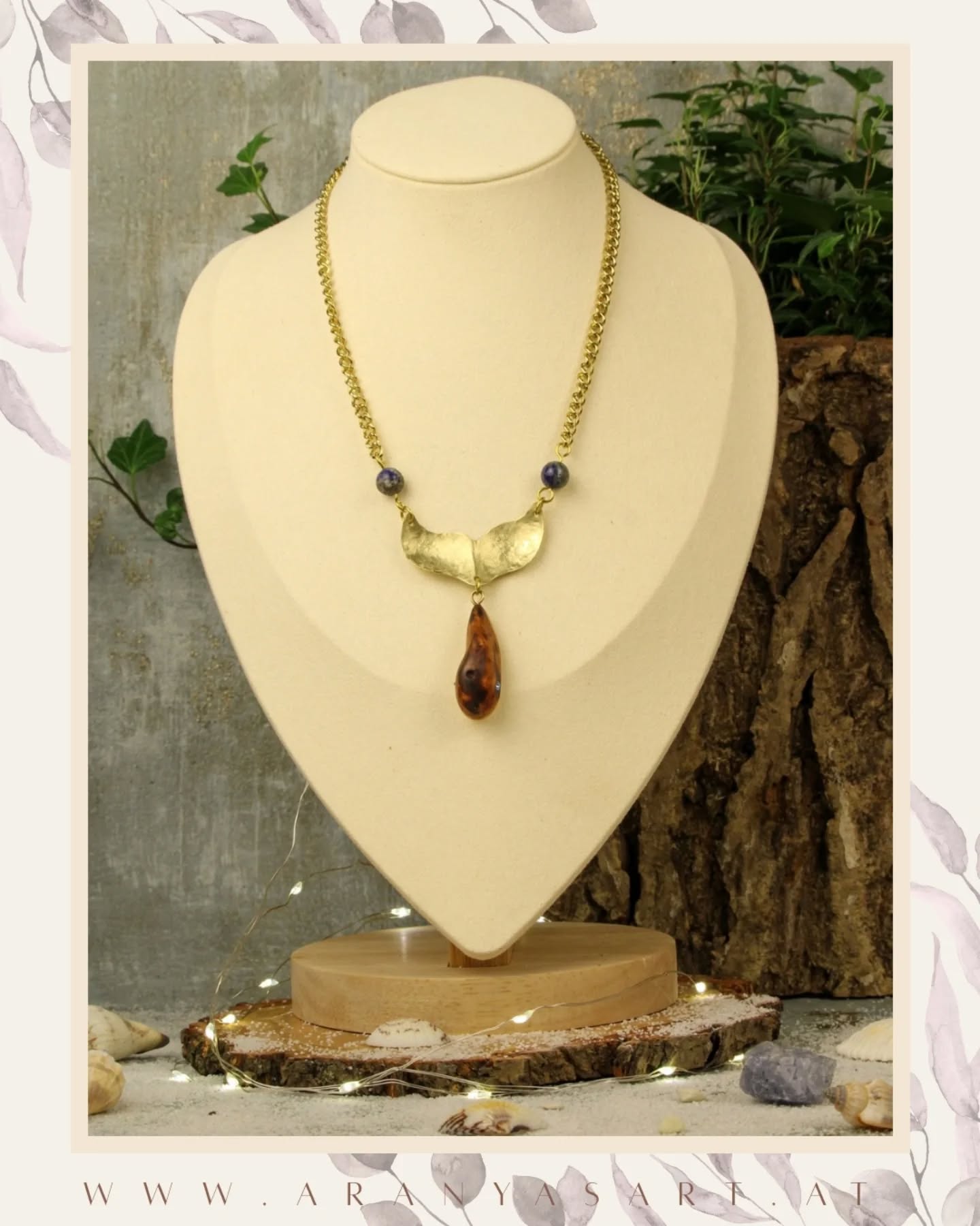 ✨Die Auflösung aus meiner Story!✨
Vom Wald zum Ozean
🌳Eine Baum-Perle, die wie ein kleines, warmes Geheimnis aus dem Wald entsprungen ist. Sie war so voller Sehnsucht nach dem Meer, dass sie sich schon von selbst in einen Wal verwandeln wollte!
🐳Für ihre Reise habe ich ihr eine zarte, wie gemalt wirkende Walflosse aus Messing gefertigt, an der die Baum-Perle nun leicht und frei schwingen kann.
🌳🌊Ein liebevolles Unikat, das die Stille des Waldes mit der Weite des Ozeans verbindet.
✨Als funkelnde Erinnerung an das tiefe Blau des Meeres habe ich die Augen mit kleinen glitzernden, Saphir-farbenen Glassteinen gesetzt.
🙏🏼🐳🌳Jetzt fehlt nur noch eines:
Hast du einen schönen Namen für diesen kleinen Wald-Wal?
#baumperlenschmuck #Unikatschmuck #walanhänger