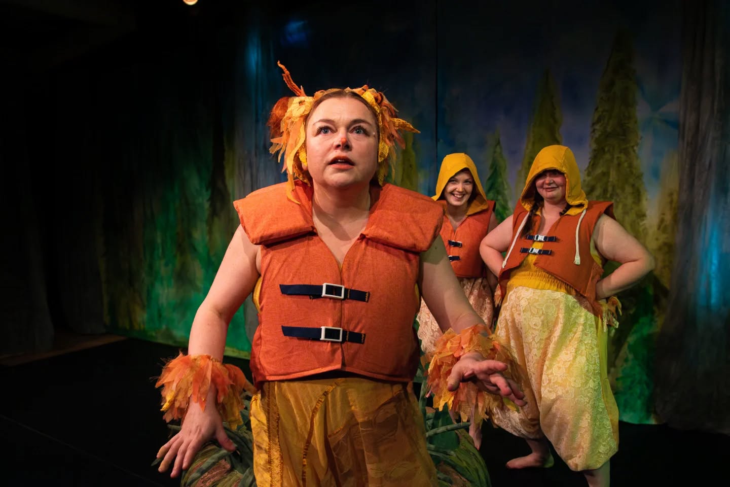 "Minä taidan lähteä tuonne lammen toiselle puolelle katsomaan mitä siellä on. - Hyvä, täällä ei tollasta lapasorsaa kaivata!"
Ootko mun kaverlji? Joensuun Pakkahuoneella perjantaina 28.11. klo 18 ja lauantaina 29.11. klo 15. Tervetuloa!
Ootko mun kaverlji? on laulujen siivittämä hauska ja vähän jännittävä tarina ulkopuolisuudesta, ystävyydestä, rohkeudesta ja oman polun löytämisestä.
Esityksen kesto on noin 70 min. Ikäsuositus 5v.
Liput 20€/13€ (lapset yli 4v, opiskelijat, työttömät, eläkeläiset)
Perhelippu 50€/40€
Liput ja lisätiedot www.vaarapyora.com
Lippuja saa myös ovelta, varata voi vaarapyora@gmail.co
📷 @_anigo__
#lastenkulttuuri
#teatteri
#musiikkiteatteri #lastenteatteri #kaikkienteatteri #joensuuntapahtumat #lastentapahtuma #kulttuuri #joensuu #joensuunpakkahuone #syrjintä #kiusaaminen #ystävyys #ulkopuolisuus #erilaisuus