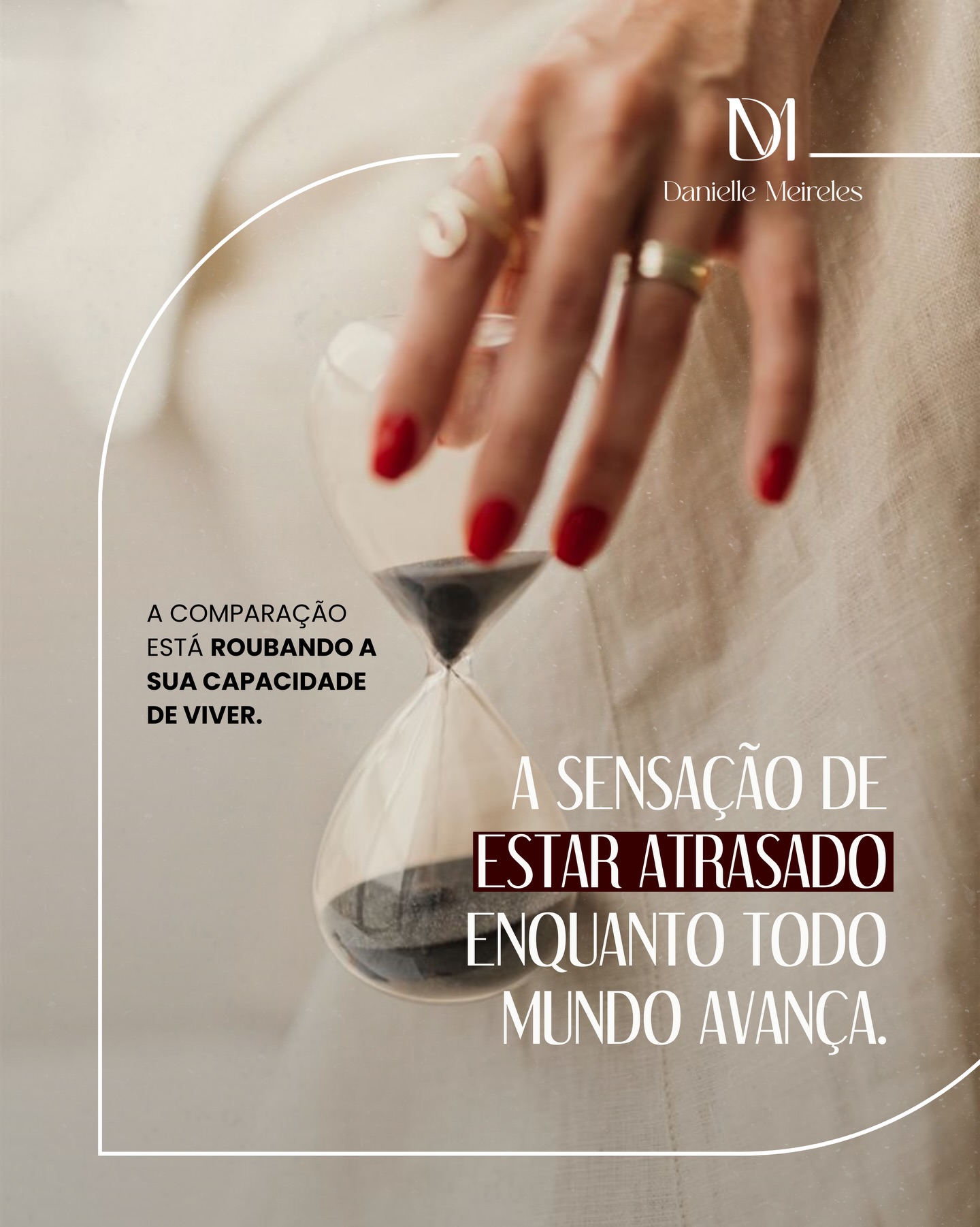 Você abre o Instagram e vê alguém comprando o apartamento novo. Desliza para o lado e tem outro anunciando a promoção no trabalho. Mais um pouco e aparece aquela pessoa viajando para o terceiro país do ano. E você olha para a sua vida e pensa: por que eu ainda estou aqui? Por que todo mundo está avançando e eu continuo no mesmo lugar?
A sensação de estar atrasado é uma das mais angustiantes que existem. Você começa a acreditar que perdeu o timing, que as oportunidades passaram, que todos ao seu redor estão conquistando coisas enquanto você patina. E as redes sociais pioram tudo isso porque te colocam diante de uma vitrine editada da vida alheia, onde só aparecem os melhores momentos, as conquistas, os acertos.
Ninguém posta a conta atrasada, a ansiedade de madrugada, a sensação de não saber o que fazer da vida. Ninguém mostra o processo, só o resultado. E você fica comparando o seu backstage com o palco iluminado do outro. É uma competição desleal desde o início.
O problema da comparação não é só o sofrimento imediato que ela causa. É que ela te impede de valorizar o que você tem e onde você está. Você vive num estado constante de insuficiência, sempre sentindo que deveria estar em outro lugar, ser outra pessoa, ter outras conquistas. E isso te paralisa, porque você não consegue construir nada quando está ocupado demais olhando para o lado.
A verdade é que não existe um cronograma universal para a vida. Não existe uma idade certa para casar, comprar casa, ter filho, mudar de carreira. Existem apenas trajetórias diferentes, ritmos diferentes, prioridades diferentes. E o seu caminho não precisa se parecer com o de ninguém para ser válido.
Quando você percebe que está medindo a sua vida pelos padrões dos outros, você perde contato com o que realmente importa para você.
Se você sente que a comparação está roubando a sua paz e quer ressignificar isso, agende sua sessão pelo link da bio. Vamos trabalhar juntos para que você consiga habitar a sua própria vida.
#daniellemeireles #psicanalise #saudemental #autoconhecimento