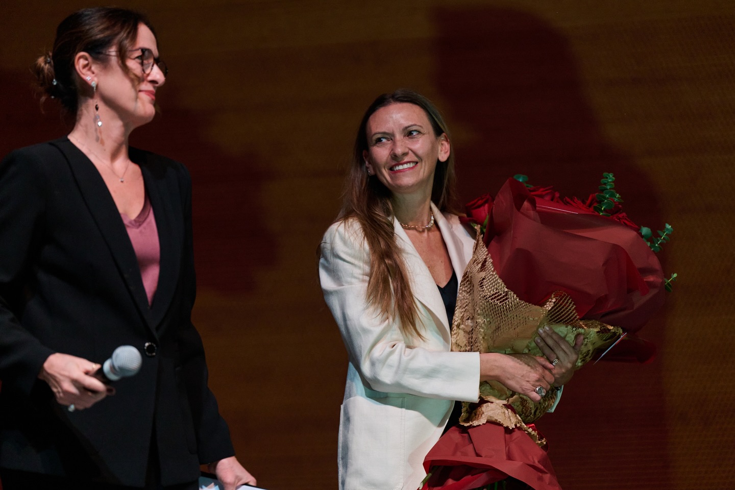 Dietro questa serata così speciale ci sono state anche due figure senza le quali nulla sarebbe stato possibile.
✨ La Dottoressa Raimondi, primario della cardiologia pediatrica e cardiologa sia mia che di Alexander.
A lei abbiamo donato delle bellissime rose rosse come segno di profonda gratitudine: se non fosse stato per il suo sostegno, la sua fiducia e la sua presenza, questo evento non sarebbe mai avvenuto.
✨ Shahla, la mamma di Alexander, che ha saputo tenere unito il gruppo, credere nel progetto e sposare la nostra causa più di chiunque altro.
La sua dedizione e il suo cuore hanno reso tutto questo possibile.
Un grazie enorme a entrambe.
Questo progetto porta anche la vostra firma. ✨