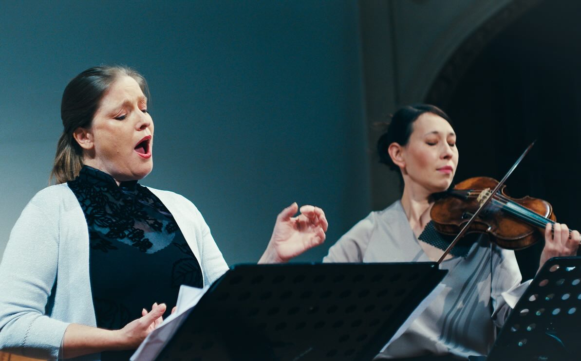 Wir blicken zurück aufs zu Ende gehende Jahr 2025:
Am 4. Oktober präsentierte SONUS FEMINÆ das Programm “IN ANMUTENDER SCHLICHTHEIT: Lieder und Kammermusik der Berliner Klassik” in der Villa Elisabeth.
Das Ensembles Cité des Dames warf einen Blick in die Berliner Liedertradition der Aufklärungszeit und brachte Musik von Komponistinnen wie Juliane Reichhardt, Bettina von Arnim, Charlotte von Brandenstein und Franziska Lebrun zu Gehör, deren Lebenswege sich in Berlin kreuzten.
🎼Musiker:innen: Cité des Dames
Amy Green (Sopran)
Miako Klein (Violine)
Jia Lim (Cembalo)
📄Einführungsvortrag: Susanne Wosnitzka
❤️ Mit freundlichem Dank an die Carl Bechstein Stiftung!
📷 © Lux Studio Productions (@luxstudioproductions)
#sonusfeminae #sonusfeminae2025 #inanmutenderschlichtheit #berlinerlieder #berlinerliedertradition #julianereichhard #bettinavonarnim #charlottevonbrandenstein #franziskalebrun #citédesdames #susannewosnitzka #komponistinnen #femalecomposers #frauenindermusik #womeninmusic #womeninearlymusic #altemusik #earlymusic #musichistory #womeninhistory #concert #konzert #stelisabethkirche #music #berlinmusic #berlinconcert #berlinculture #berlinevent #berlinmitte #berlin