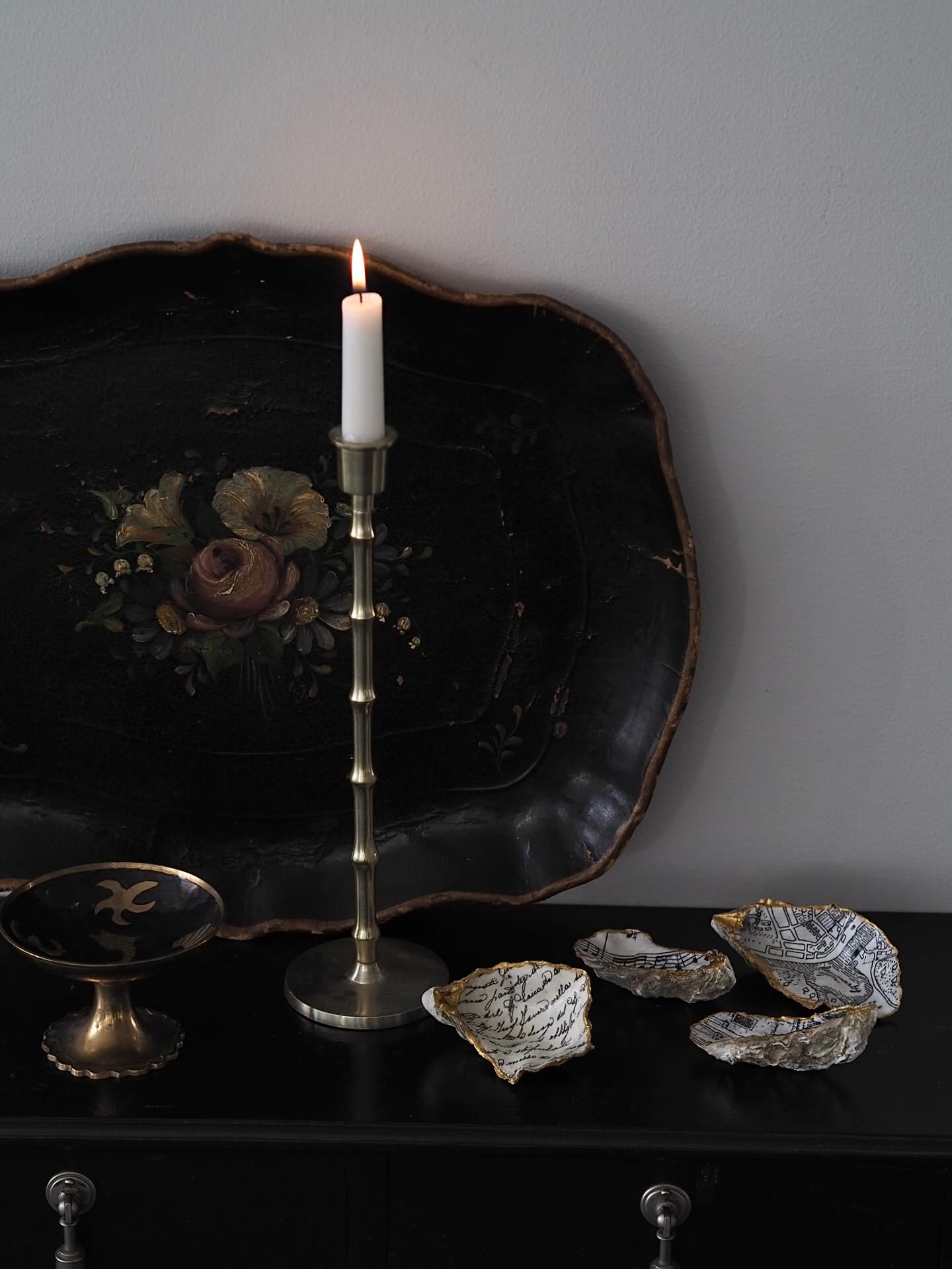 De små detaljerna som gör ett hem ett hem ✨
När man får specialleverans av de mest ljuvliga ostronskalen från inredaren tillika inredningsgeniet @geirsha och de är på pricken såna detaljer som man älskar 🦪 Tack snälla du 🤗
#inredningsdetaljer #ostronskal #decupage #guldkant #interiordecor