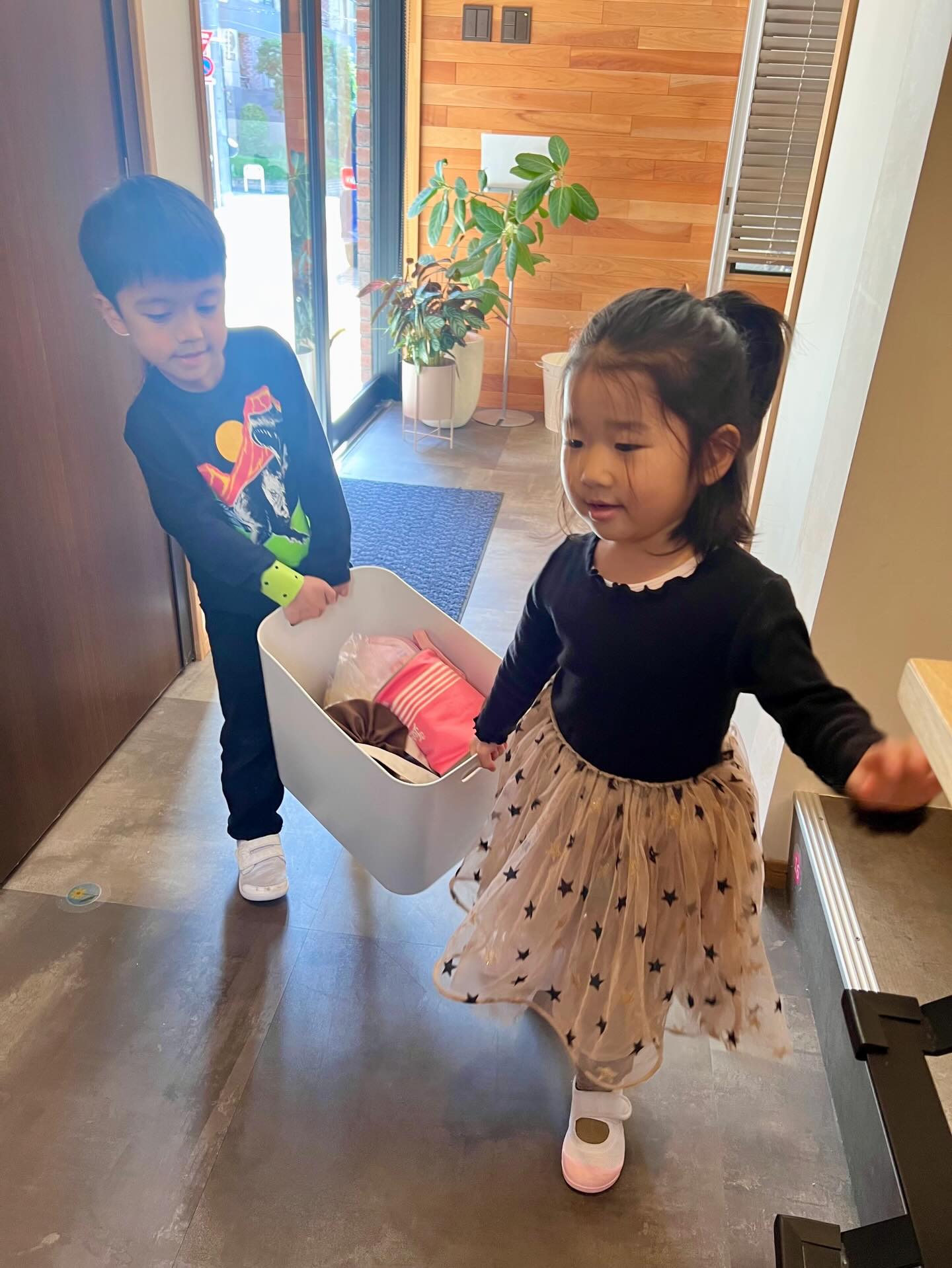 Grace & Courtesy lessons teach children the gentle power of kindness 🌼 From offering help to greeting a friend, these small acts shape peaceful communities.
Share this post with someone who values kindness-based education.