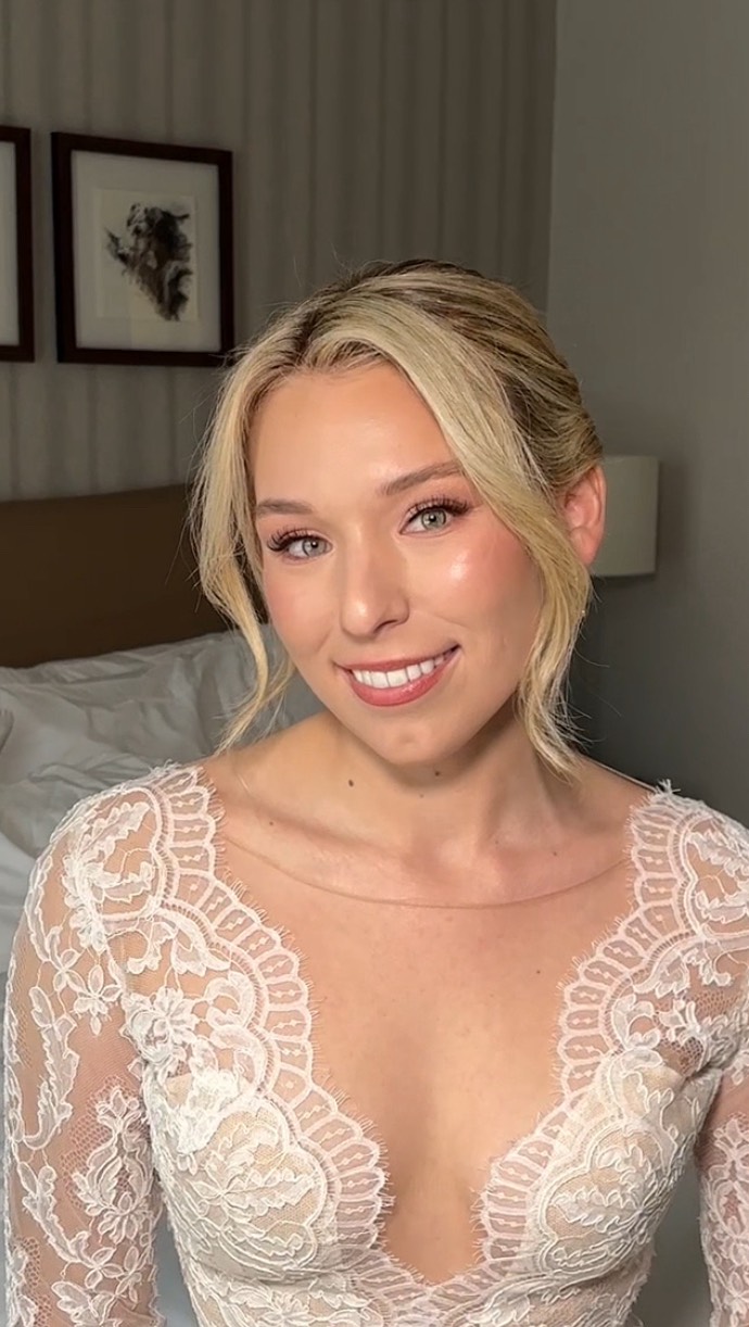 All about enhancing your natural features in a way that still looks like you, both in person and in photos 💫
Soft, glowy and “like myself but better” bridal makeup and hair for my Aspen bride Grace @thegraceharrison 🕊️
#destinationmakeupartist #lifeofamakeupartist #lifeofamakeupartist #aspenwedding #aspenmakeupartist
