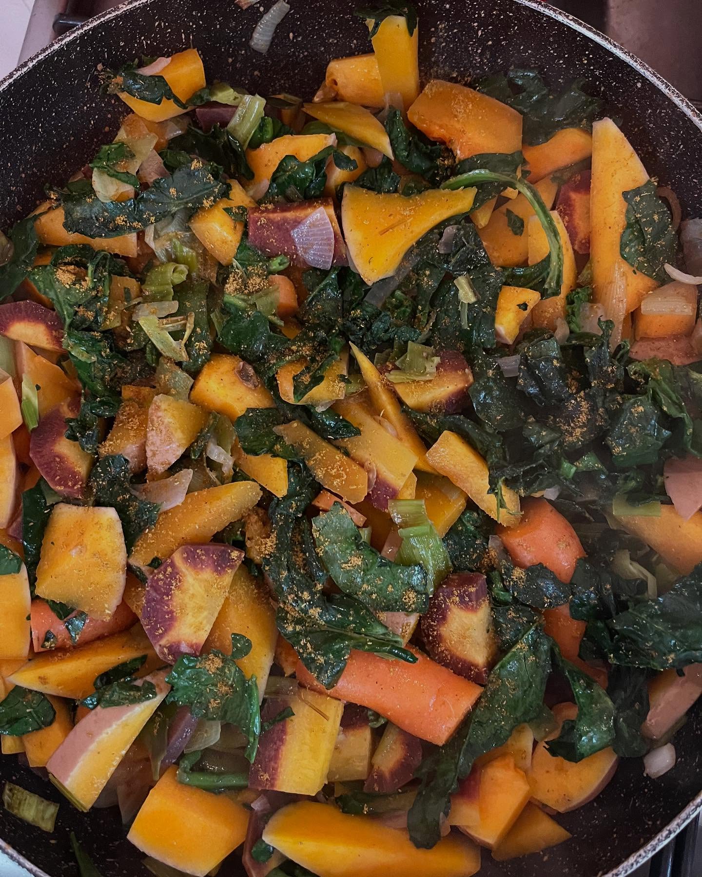 poêlée de légumes automnale
tout en couleurs, tout en douceur remplie de vitamines et bonne pour ma santé.
Recette végétarienne et végan facile à préparer et très bon pour ta santé :
J'ai mis une demie Butternut couper en petit bout
Une grosse carotte violette avec le cœur orange
Deux gros oignons jeunes
Une poignée d'épinards frais
Deux poireaux émincés
J'ai mis un peu de curry, un peu de curcuma , du poivre pour activer la circumine et le tour est joué ,
voilà un repas sain pour ma santé.
toi aussi tu veux apprendre des recettes qui sont simples à fabriquer bonne pour ta santé ? Alors bien participer à mon premier cours de recettes de cuisine le samedi 13 décembre de 12h30 à 15h à Paris XVIIIe dans une jolie maison, ce sera un atelier avec 10 personnes maximum, cela coûte 35 €repas inclus. Informations par message privé 06 62 77 45 55.
#recettefacile #tecettesimple #recetteprotéinée #recettedujour #recettevegetarienne #recettevegan #epinards #butternut #poireaux #oignonsjeunes #carotteviolette #curry #cúrcuma #eau #huiledecoco