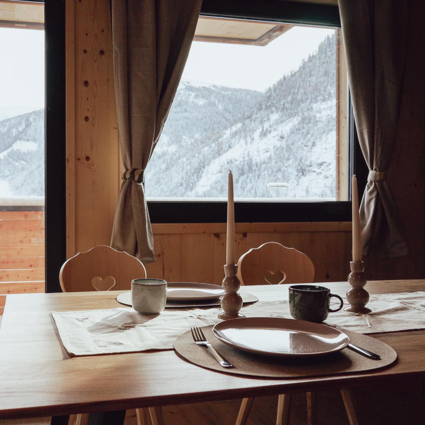 Innen wie außen ein Wohlfühlort: warme Holzelemente, natürliche Ästhetik und liebevolle Details, die das Haus von innen strahlen lassen. 💫