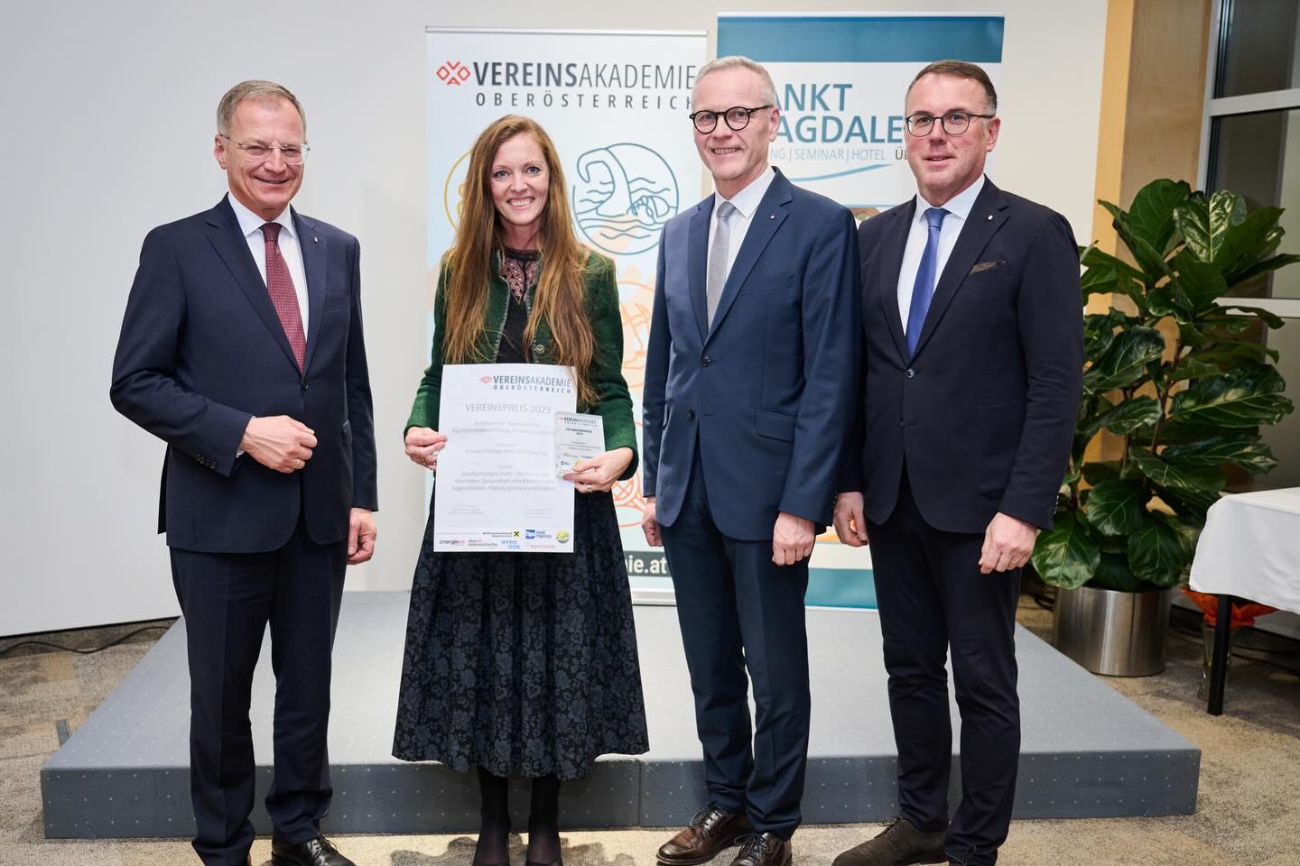 ✨ Vereinspreis Oberösterreich 2025 ✨
Kurz bevor sich das Jahr dem Ende neigt, ein weiteres Highlight - wir durften den Vereinspreis OÖ entgegennehmen🎉
Aus über 100 eingereichten Projekten wurden in 3 Kategorien, jeweils 3 Gewinner-Vereine ausgezeichnet.
🟢Kategorie 1: Im Verein ist man nie allein
🟢Kategorie 2: Nachhaltigkeit für Generationen
🟢Kategorie 3: Soziales Engagement und Inklusion.
Wir gratulieren allen teilnehmenden Vereinen für die großartigen, sinnstiftenden und nachhaltigen Projekte. Wir waren sehr beeindruckt von der Vielfältigkeit und dem Ideenreichtum.
Vereine sind in Österreich weit mehr als organisatorische Strukturen. Sie sind Orte, an denen Gemeinschaft entsteht, wo Traditionen weitergegeben werden und wo Menschen einander finden. Sie bieten Lernmöglichkeiten, stärken Kompetenzen und ermöglichen jungen Menschen positive Vorbilder und Orientierung.
Es erfüllt uns mit großer Freude und Dankbarkeit, dass wir unter so vielen, außergewöhnlichen Projekten den 1. Platz 🥇 in der Kategorie „Soziales Engagement und Inklusion“ mit nach Hause auf den #glückscampus 🍀 nehmen dürfen.
DANKE, dass wir ein Teil dieser wertvollen Veranstaltung sein durften.💛
Fotocredit: Land Oberösterreich
#verein #sozialesengagement #vereinspreisoberoesterreich #glückskind🍀 #vereinsakademie #mentalhealthmatters #dankbar #ooeversicherung