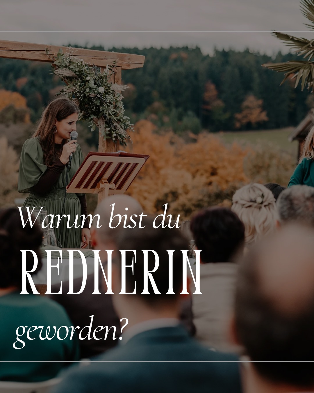 „Michelle, warum bist du eigentlich Rednerin – vor so vielen Leuten reden, das muss man ja mögen, goi?“
I hol mal weiter aus.
Mei Passion, vor Leuten zu reden, im Rampenlicht zu stehen ohne die Hauptrolle zu spielen, war schon immer a Leidenschaft von mir.
I denk zurück an mei Zeit in der Volksschule, wo i gern was vorgelesen hab, am Sonntag in da Kirche oder beim darstellenden Spiel.
Bei kleinen Auftritten vor da Schule hab i sozusagen gern „mein Senf“ dazugegeben. In der 4. Klasse Volksschule war dann das erste Highlight: ein Schulmusical.
I sags euch: i hab’s geliebt und war soooo stolz. (Da muss i euch unbedingt a Foto raussuchen.)
Danach war jahrelang Pause. Erst mit 18 ging’s wieder los, zugegebenermaßen anfangs nicht 100 % freiwillig.
I hab als Standesbeamtin gearbeitet, jährlich über 40 Paare begleitet und gemerkt, i lieb, was i tu.
Aber oft war es zu steif, zu nach Vorschrift, zu unpersönlich. Also hab ich versucht, das Ganze zeitgemäßer zu machen.
Meine Mission: Mehr die Individualität des Paares in den Vordergrund rücken, weniger Beamtendeutsch, persönlicher, frisch und modern.
Ein Jobwechsel und ein zufälliges Plakat im WIFI Gmunden später bin i auf die Ausbildung zum freien Redner von @hochzeitsrednerinkarin gestoßen.
Und hier steh i jetzt, bereit, Paare an einem ihrer schönsten Tage zu begleiten.
Liebe Eva, lieber Nik! DANKE, dass ich an eurer Seite stehen hab dürfen! I werd die Zeit mit euch nie vergessen!
⛪️ @frodlhof
📸 @andrea_gadringer_fotografie