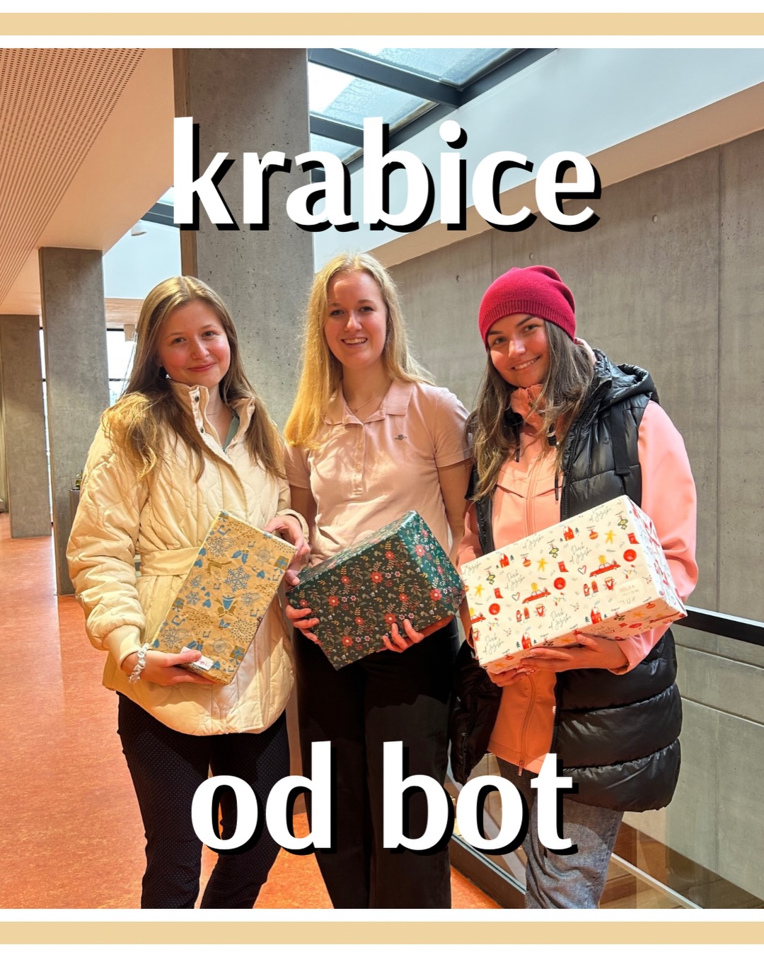 Krabice od bot 2025 dopadly nad očekávání! 🎁
Společně jsme vytvořili neuvěřitelných 27 dárků pro děti, kterým tak zpříjemníme Vánoce. 🎄
Letos jsme se zapojili nejen my ze zubního lékařství, ale přidali se k nám i studenti ze všeobecného lékařství. 🦷🩺
Máme obrovskou radost, kolik z vás si našlo čas, energii i chuť udělat rodinám krásnější Štědrý večer. ✨
Moc děkujeme, jste skvělí! ❤️