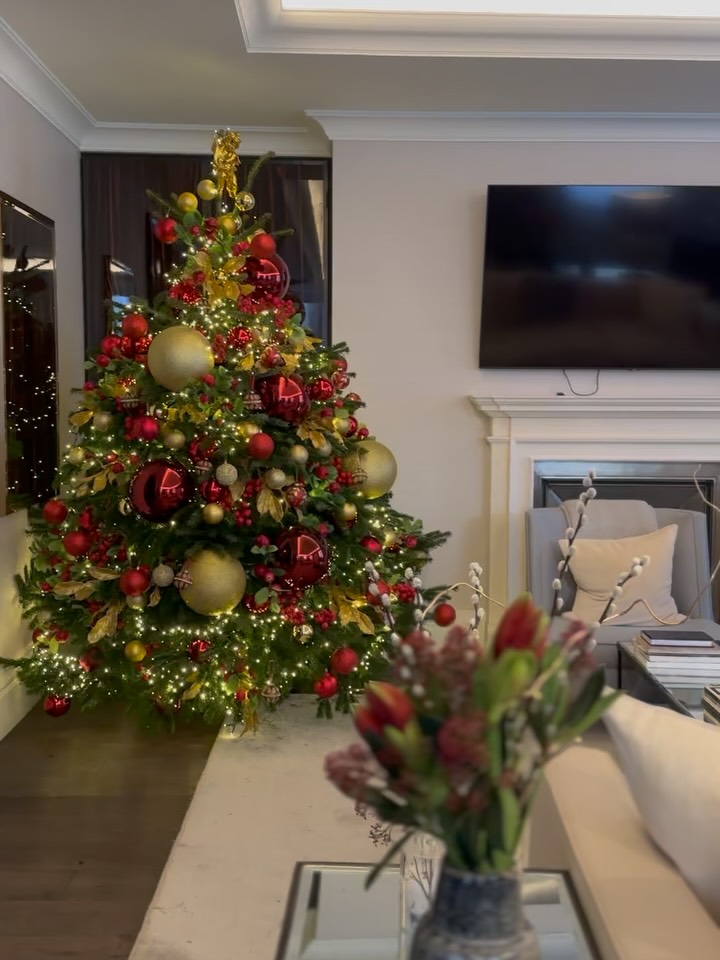 Dressed in red and gold — the most traditional kind of luxury. Festive florals created with love for a very happy client ✨🌹