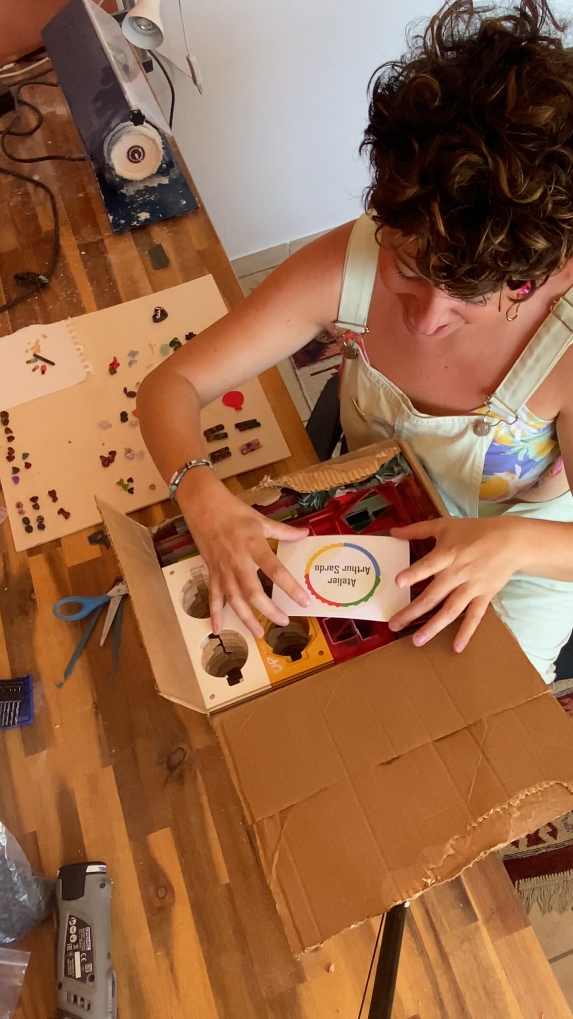 Alors je fais ou je fais pas ?😜
Nouveau colis de matière à l’atelier ! ❤️
La marque @atelier_arthur_sardo m’a envoyé les chutes de ses lunettes pour que je les recycle ! Et en ouvrant le colis je suis tombée sur des pépites qui m’ont tout de suite inspirées !!! 🎄