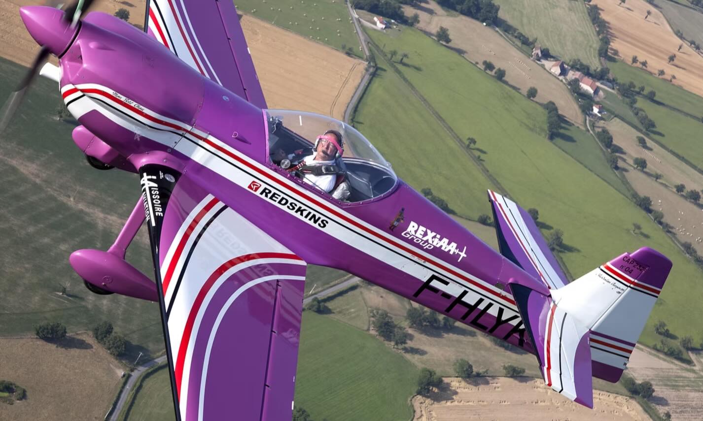 ✈️Bienvenue à l’Amicale de Voltige Aérienne !✈️
Créée par THE pilote de voltige ,Régis Alajouanine,l’AVA a formé à ce jour plus de 250 pilotes aux plus hauts niveaux de compétitions internationales.
Basée à Dreux (LFON) et à Saint Cyr l’Ecole (LFPZ) ,l’AVA dispose d’une flotte adaptée à tout profil,du super joujou biplace CAP10 au puissant mono CAP 532…..
Nous organisons aussi des stages de perfectionnement , sur notre 3ème base à Montluçon Guéret (LFBK) ,et de préparation aux différentes compétitions (Open de France CF1 Niort,CF1 Villeneuve,Couhe Verac….)
Un calendrier prévisionnel des stages 2026 sera bientôt disponible…