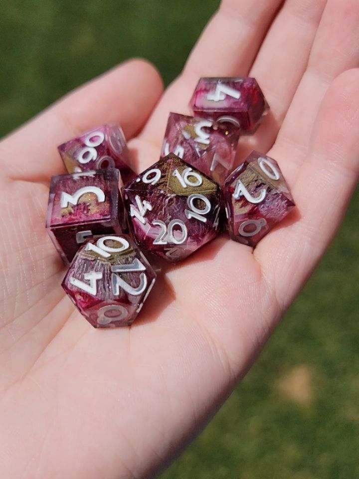 What a regal set of dice with red, gold, and a delicate petri! 👑
#resindice #diceartist #resindicemaker #dnddice #ttrpgdice #polyhedraldice #handmadedice #pathfinder #dungeonsanddragons #dungeonsanddragonsdice #smallbusiness #petridice