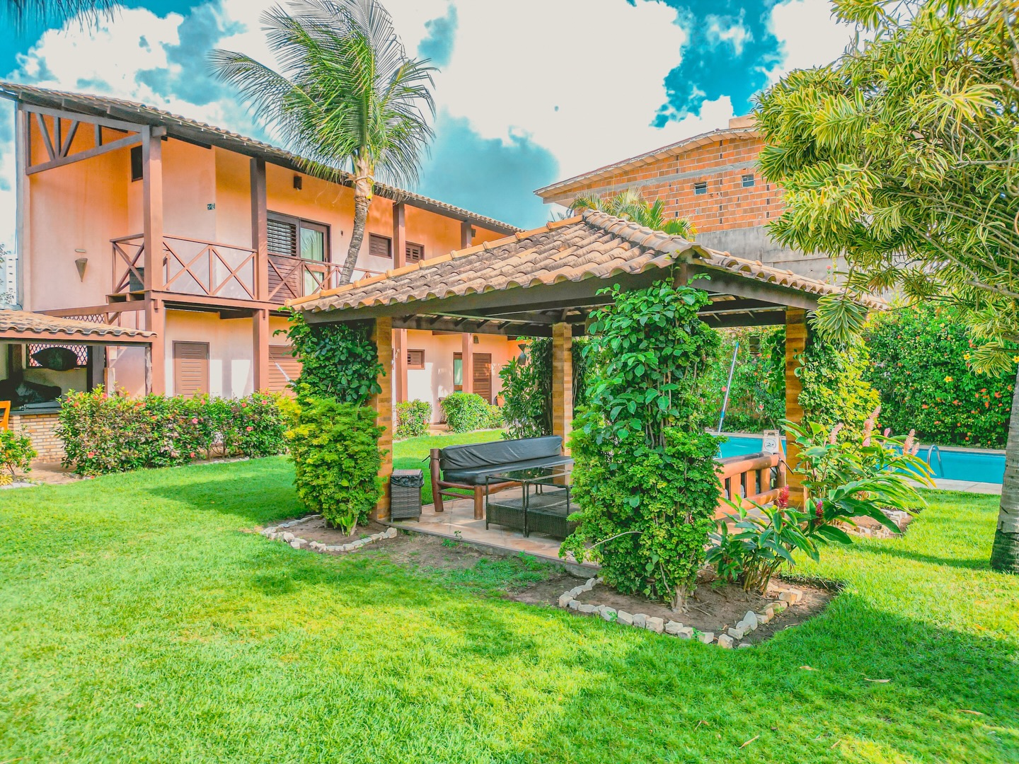 Chega dezembro, mês do amor, de curtir com as pessoas de sempre e que melhor que seja em casa?!
Tudo em um só lugar, nosso paraíso em Cumbuco, sua casa🌊
Aqui você encontra o equilíbrio perfeito entre descanso e adrenalina:
✨ Café da manhã natural e delicioso todos os dias
✨ Piscina, jardim e áreas de convivência para relaxar
✨ Acomodação confortável cercada pela natureza
✨ Escola própria de Kitesurf e Wing Foil com instrutores certificados
✨ A poucos metros das melhores praias para velejar
💥 Venha viver essa experiência completa: aprender, velejar e relaxar no mesmo lugar.
📲 Reserve sua estadia pelo WhatsApp da bio e faça parte da nossa família Meeting Point!