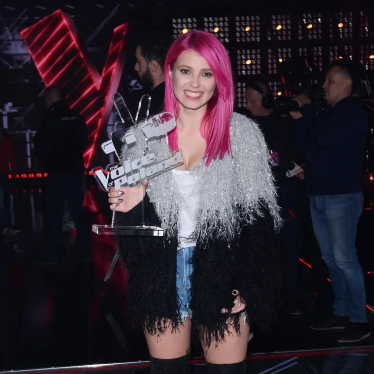 Sharing another music post! This time about the phenomenal @itsmvrt (aka Marta) who @manovskimusic and I first wrote with in Warsaw, Poland in 2017. We cowrote her "Gold Record" single which was her debut after winning The Voice!! And what a voice she has!! 😍🤯 How many songs have we written together Marta?? About 6? Anyway, I think you're amazing, beautiful, funny and talented!!!! 🙌❤️
#singer #singersongwriter #thevoice #universalmusic #songwriter