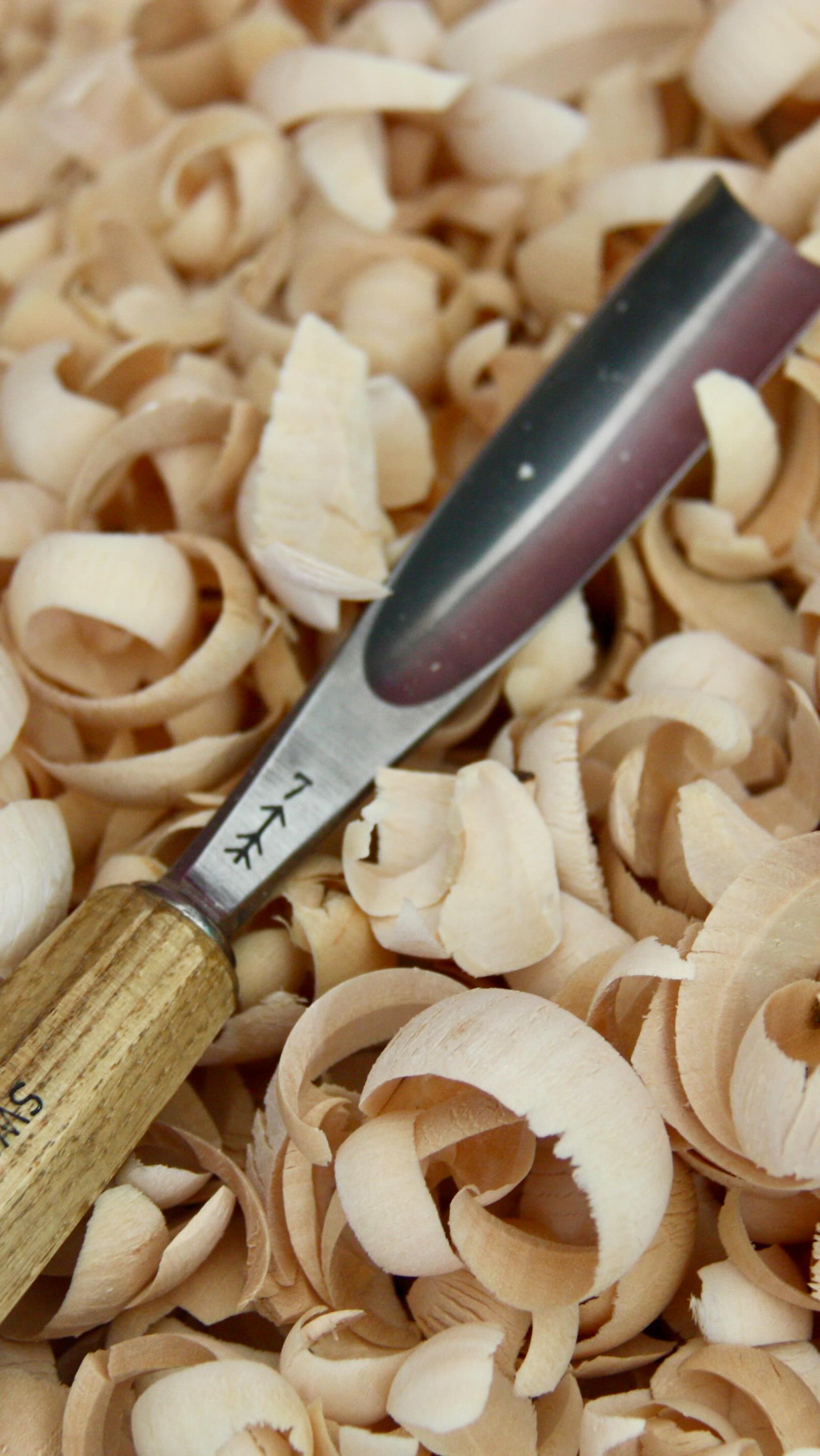 Bienvenue dans les coulisses : là où les copeaux volent et où les cadres prennent forme.
Chaque pièce est sculptée à la main, sans machine ✨
#tableauenbois #décoartisanale #artduBois
#decorationmurale #homeinterior
#madeinfrance #artisanfrancais
#woodart #bohostyle
👉🏻 Retrouvez tous nos modèles sur le site en bio !