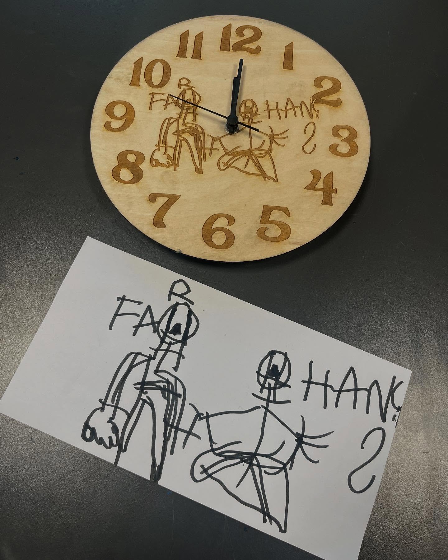 Vi er i fuld gang med juleværkstederne, og her er et lille indblik i vores ur-produktion. Vi har skrevet personlig tekst og vi har brugt elevernes egne tegninger. Tal bliver skåret for sig i en anden træsort, og bliver limet på efterfølgende. Det bliver en god jul i år🌲🤩
#specialskole #stensagerskolen #makerteknologier #lasercut #ur #clocks #makerspace #thesameforeveryone #meningsfyldtarbejde #birkefiner #egetræsfiner #affaldstræ #julegaveværksted