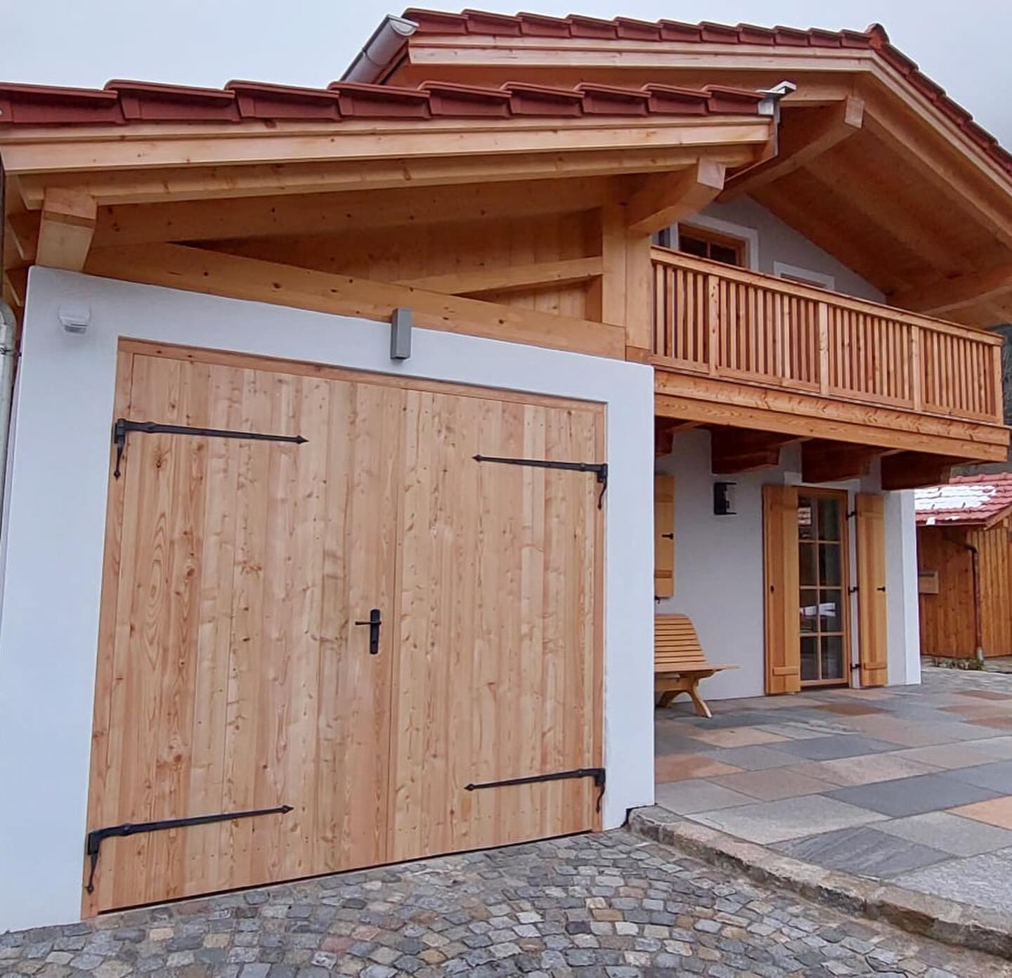 Einzigartig & Handgmacht
Bei diesem Projekt durften wir von der Zimmerei Niederthanner alle Holzbearbeiten übernehmen – vom Dachstuhl bis zu den feinen Details.🏡⚒️
Zum Abschluss haben wir noch ein wunderschönes Holztor für die Garage gefertigt und eingebaut - mit handgeschmiedeten Beschlägen✨
Du suchst ein ganz besonderes Tor?
Ein Unikat, das genau nach deinen Wünschen gezimmert wird? Dann bist du bei uns genau richtig! Wir freuen uns auf deine Anfrage💌
#allesauseinerhand #holztor #beschläge #handgeschmiedet #zimmereiniederthanner #hausbau2025