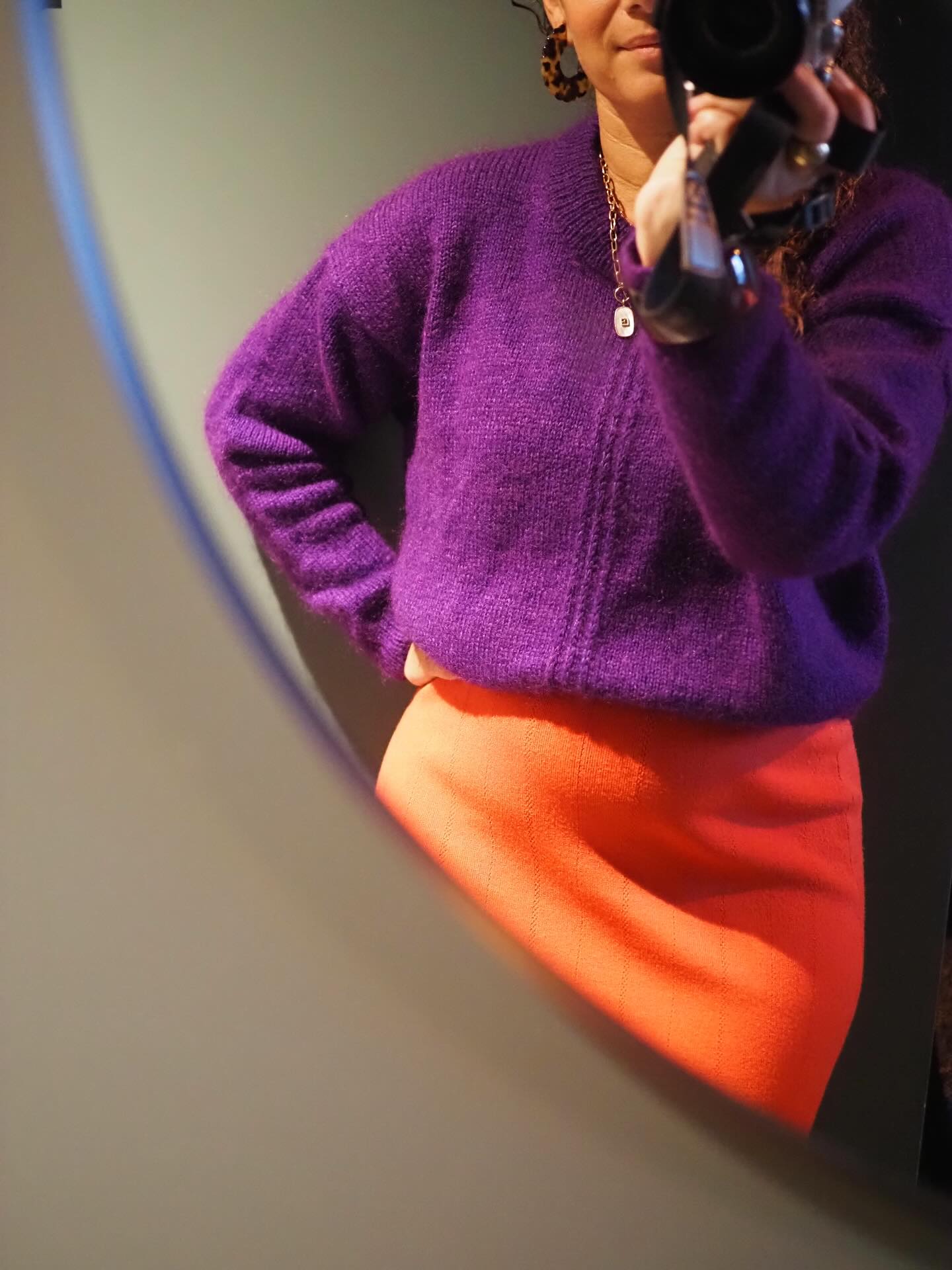 CSF J1 et c’était bien ! 🧡 On a vu et pu parler avec beaucoup de monde.
Et vous avez fait un super accueil aux nouveaux modèles sur le salon et en ligne. Merci merciiii !!!
Mon look du jour :
Pull Stan @yarnbysimone
Capuche Romie @lainesduvalgaudemar
Tous ces modèles sont disponibles sur Ravelry, www.AtelierEmilie.com et mon stand csf K42
(français et anglais)
.
.
#atelieremilie #ateliermiliedesigns
#knitting #knitweardesigner #mohairaddict
#tricotété #summerknitting knit knitting knitter
#tricot #strikk tricot #jeportecequejetricote
#nromoebyae #romiebyae
#stanbyae #stanbyae