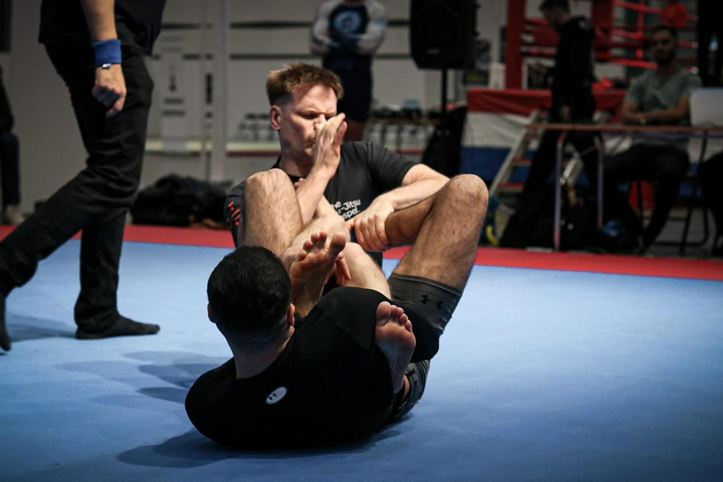 SSWL rankinglistor nu är tillgängliga på vår hemsida!🔥🤼♂️
1:a och 2:a rankade i respektive viktklass och kategori är kvalificerade till att delta i Ligafinalerna som äger rum på Kampsportsfestivalen den 14/12. Så nytt för i år är att finalerna arrangeras under söndagen, dagen efter SW-SM.
Missa inte chansen att delta i en prestigefylld final som avgörs via en 10 minuter lång superfight. Submission only gäller, om ingen vunnit efter 10 min går det till övertid, 5 minuter med ADCC:s regelverk.
Klicka på länken nedan för att se den slutliga sammanställningen! 👇(finns även som klickbar länk på vår hemsida under nyheter, www.sswf.se/)
https://www.sswf.se/post/sswl-rankinglistor-nu-%C3%A4r-tillg%C3%A4ngliga
Ni som är rankade i toppen, anmäl på Smoothcomp genom att lägga er som pending, d.v.s, betala inte anmälningsavgiften. Det är gratis att delta för dem två högst rankade atleterna. Förbundet går sedan in och godkänner de två som är kvalificerade för finalen.
Pokal och fina goodiebags delas ut till vinnarna.
Tack till alla som deltagit under årets deltävlingar och lyfter Grappling-Sverige!💪🏻🌟
#SSWF #SSWL #SSWLRankinglistor