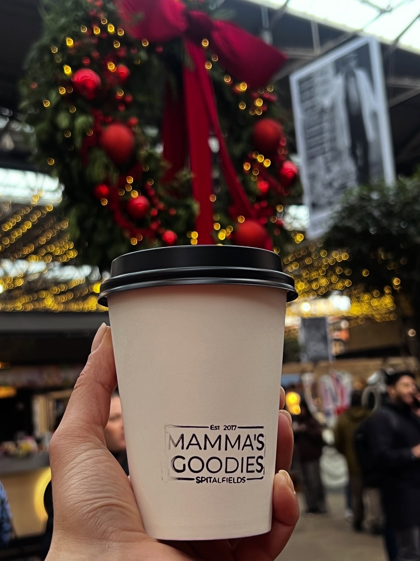 Spitalfields is glowing with Christmas vibes 🎄
Coffee, hot chocolate, porchetta…
Come warm up with us ❤️🔥
#MammasGoodies #Porchetta #ItalianSausage #Salsiccia #ChristmasFood #FestiveFeast #LondonFoodies #ItalianChristmas #PreOrderNow #FoodDeliveryLondon #SpitalfieldsMarket #LondonEats #HomeDelivery #xmas #xmastime #coffee #christmas #spitalfields #christmasfood #london #christmaslondon