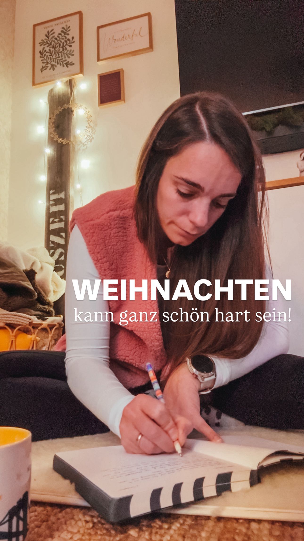 Nicht im Außen. In mir.
Ich habe gelernt, mir selbst Sicherheit und Liebe zu schenken. Erst aus dem Wunsch heraus, für meine Kinder all die Magie zu erschaffen, die ich mir selbst damals so sehr gewünscht hätte.
Und irgendwann… kam diese Wärme auch bei mir an.
Die erwachsene Denise hat die kleine Denise in den Arm genommen, ohne es zu merken. Ihr gezeigt, dass sie geliebt ist. Sicher ist. Angekommen ist.
Denn heute darf ich entscheiden, wo ich sein möchte. Ich darf fühlen – alles. Ich darf mich selbst glücklich machen, mit all dem, was mein Herz in dieser Zeit so sehr nährt: kitschige Weihnachtsfilme, kitschige Lieder und ein kleiner Wichtel, der unser Zuhause verzaubert und Schabernack treibt.
Ich heile mich, indem ich meinen Kindern diese Magie vorlebe. Und ja – deswegen startet bei uns der Weihnachtszauber schon Anfang November. Weil es uns glücklich macht. Weil es mich glücklich macht.
Eines habe ich gelernt:
✨ Ich bin in mir zuhause.
✨ Ich bin sicher.
✨ Ich bin geliebt.
Manchmal zeigt sich der alte Schmerz noch. Plötzlich ist er da… um meinem Geburtstag oder um Weihnachten, obwohl es heute anders ist. Heute weiß ich, dass ist die kleine Denise, die traurig ist. Und das darf sie sein. Also kümmere ich mich um sie und heile – Jahr für Jahr ein Stück mehr. ✨❤️
GEFÜHLE ZEIGEN
WEIHNACHTSZEIT
LIEBE
GEDANKENKARUSSELL