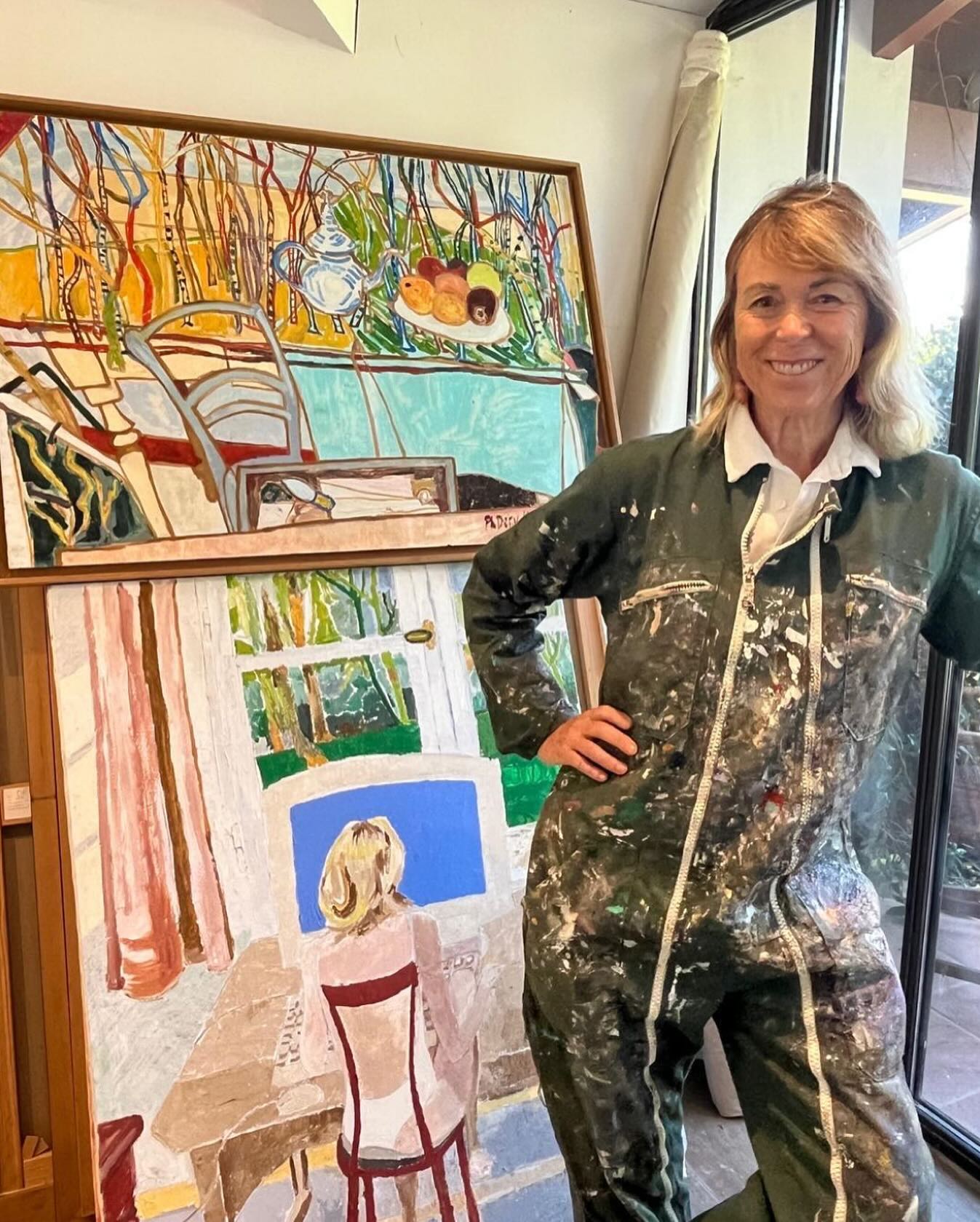 Ici, je pose dans mon atelier d’Urrugne devant deux peintures de mon père.
Quand mon père s’est éloigné, il m’a laissé cette phrase : « Je pars avec ton noir. »
Depuis, la lumière a pris sa place dans ma peinture.
Chaque toile prolonge ce dialogue : je cherche comment la couleur peut transformer le manque en énergie, comment on avance en portant nos absences.
Peindre, c’est répondre ; c’est donner corps à ce qui n’est plus, mais continue de vivre, autrement.
Hizelaya