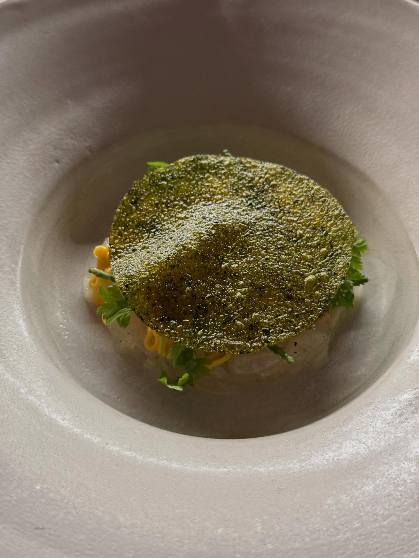 Eldade råräkor på menyn tillsammans med gravad kolja, fermenterad kålrabbi, emulsion på räkskalen, ingefära, salicorn & potatispapadam med tång! 🦐