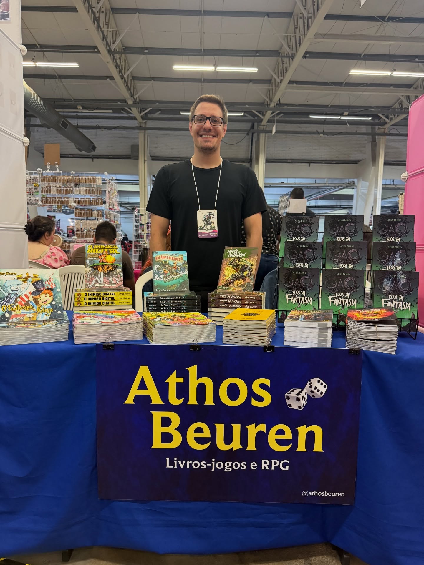 O DreamFest do último final de semana foi demais! 🤩
Foi muito legal bater papo com a galera, ver cosplays incríveis e itens indispensáveis para colecionadores. Isso sem falar nos oniguiris que estavam deliciosos!
Teve até aventureiro clássico que trouxe um dos meus livros mais antigos, A Missão de Krogh, para autografar!
Me manda um alô nos comentários se você passou pelo evento!
