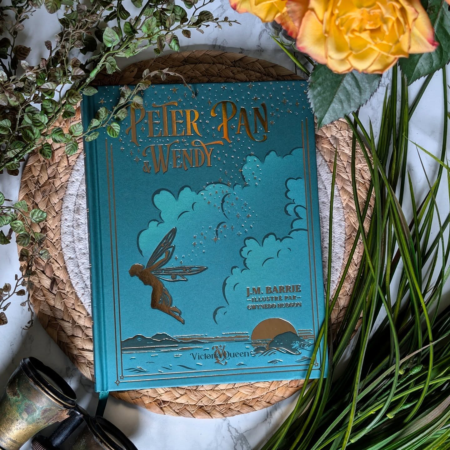 ✨ Peter Pan & Wendy - J.M. Barrie, illustré par Gwynedd Hudson ✨
Aujourd’hui, on se retrouve pour parler de l’édition illustrée de Peter Pan publiée chez @victoria.queen.editions 🧚♂️
Tout d’abord… coup de cœur immédiat pour l’objet livre. La couverture est sublime, avec ses différents points de dorure qui captent la lumière, et surtout ce magnifique jaspage doré qui en fait un vrai bijou de bibliothèque. Clairement le genre de livre qu’on aime exposer autant que lire.
À l’intérieur, les illustrations de Gwynedd Hudson sont très jolies, délicates et parfaitement en accord avec l’univers de Neverland. Elles accompagnent le texte sans jamais l’écraser et renforcent cette sensation de rêve et d’évasion. ( Et puis il y a ce petit côté retour en enfance que j'aime dans ce genre de livre)
C’est typiquement le cadeau que tu peux offrir pour un anniversaire ou pour Noël, un bel objet intemporel qui traverse les générations.
Je connaissais déjà l’histoire, ayant lu Peter Pan auparavant, mais cette édition m’a permis de m’y replonger le temps d’un instant, avec un regard différent, plus doux, presque nostalgique. Une parenthèse hors du temps, entre enfance et imaginaire.
En bref, c'est une très belle édition pour redécouvrir un classique… ou le faire découvrir. Foncez !
#PeterPan #PeterPanAndWendy #JMBarrie #VictoriaQueen #LivreIllustré #ClassiqueLittéraire #BookstagramFrance #BelleÉdition #LectureNostalgique