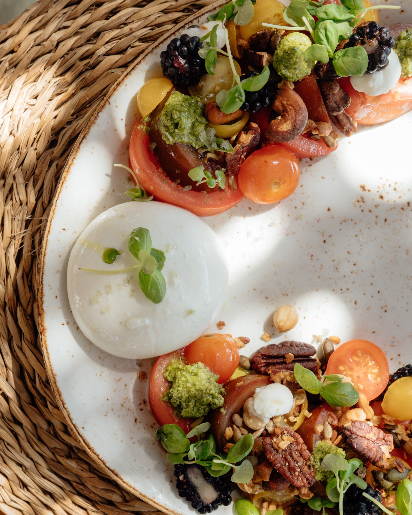 Natural light, fresh flavors, and that signature Luuma mix: colorful dishes, a table surrounded by greenery and the sea just steps away 🌿✨
#luumabeachrestaurant #luumabeachmarbella #marbellaweekend #marbellatrip #marbellalifestyle #marbellaspain #marbellavacation #elrosariobeach