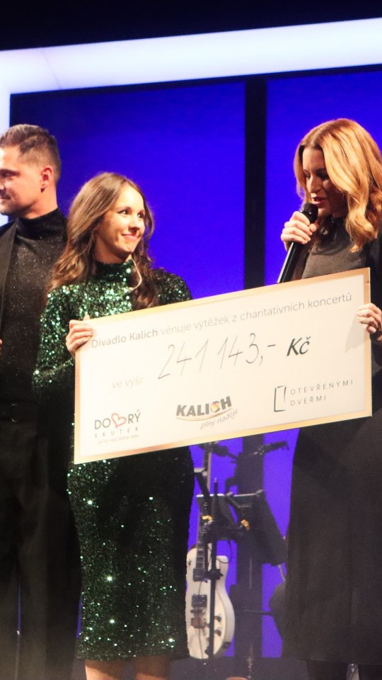 Hudba má sílu spojovat a v neděli to v Divadle Kalich bylo cítit dvojnásob! 🙏🏼 @divadlo_kalich
Dva benefiční koncerty (13:30 & 18:00) pomohly podpořit organizaci Dobrý skutek. @dobryskutek
Byl jeden cíl – pomoci – a ten se podařilo naplnit. Organizaci byl předán šek v hodnotě 241 143 Kč. 🥹✨️
Oba koncerty byly plné emocí, solidarity a úžasné atmosféry. 💙
Velké díky patronce Michaele Tomešové, všem účinkujícím, kapele, sponzorům a všem, kdo přišli udělat svět o kousek lepší. 💙🎶✨️