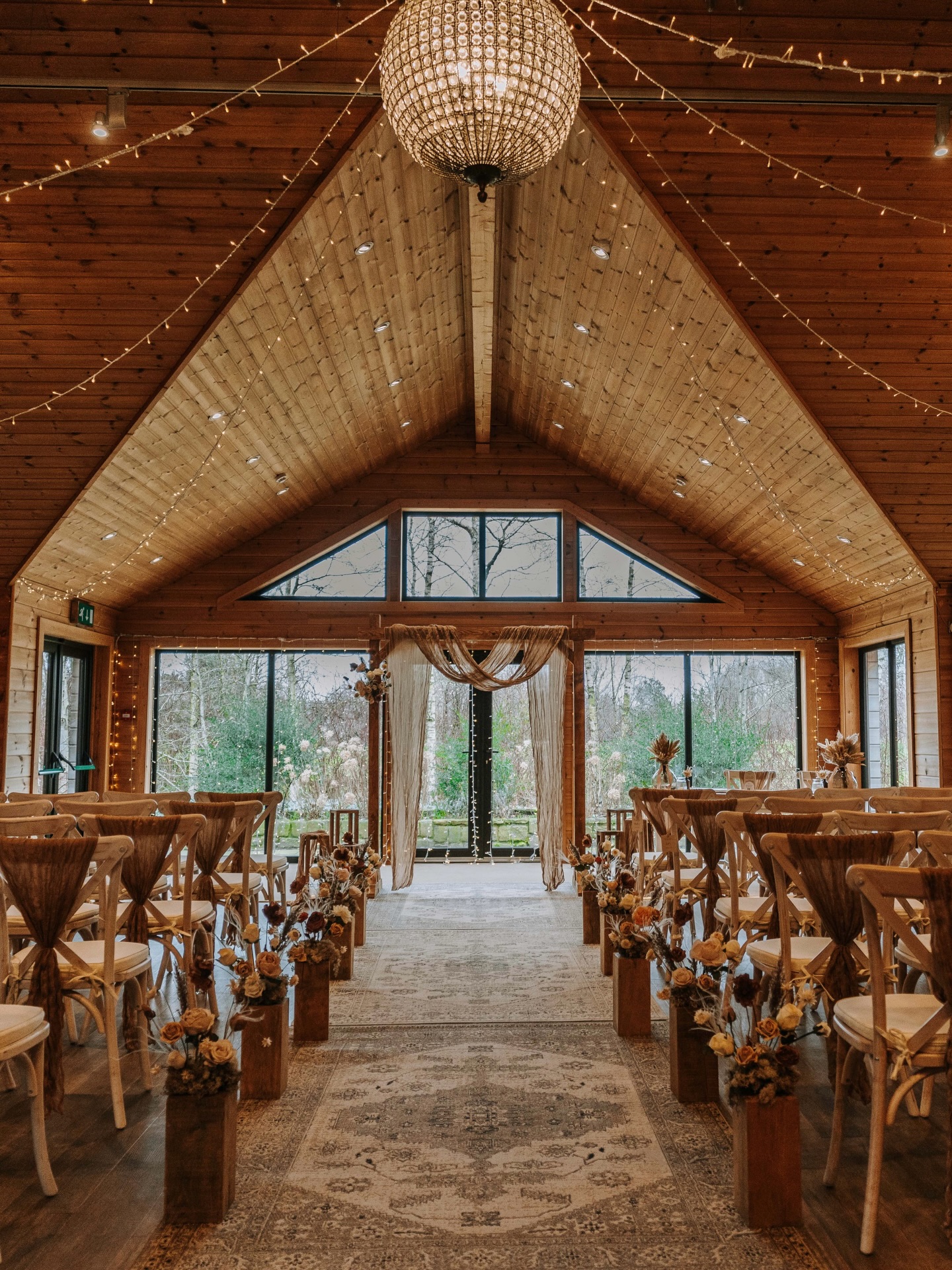 Our aisle decor set up at the beautiful @styallodge 🫶
We loved this look with of our mini flower displays on the rustic oak blocks, and our wooden arch with drapes and smaller displays to tie everything together!
Beautiful photos from @steve_bridgwood 🙌
#aisledecor #bohowedding #rusticweddingdecor #weddingphotography #weddinginspiration #weddinglook #bohoweddingdecor