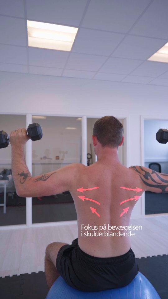 ✨ Oplever du udfordringer med dine skuldre eller nakke?
Så vil jeg helt sikkert råde dig til at prøve denne her øvelse 🙌
Det er vigtigt for mig at sige, at symptomer og udfordringer omkring nakke- og skulderpartiet har forskellige årsager.
Denne her øvelse er super god til at stabilisere og hjælpe dig med at lære at kunne bevæge dine skulderblade i forskellige positioner 👐
Det der ofte sker ved skulderudfordringer er, at nakken, brystet og skulderleddet bliver brugt meget — musklerne er aktive dér. Forbindelsen til selve skulderbladet er ofte noget mere udfordrende, og det kan du træne her 💥
En af de vigtigste funktioner for skulderbladet er abduktion — det bliver ført rundt om brystkassen 🦴
💛 Prøv at give denne øvelse et skud!
Start uden vægt — det vil være udfordrende nok.
⭐ Udførelsen er således:
1️⃣ Start med god neutral holdning, stabilisér, og tungen er oppe i ganen.
2️⃣ Du fører armene frem foran kroppen og samler albuerne.
3️⃣ Før albuerne ud, mens du trykker dem udad, så væk fra rygsøjlen.
4️⃣ Når du er ude med armene, begynder du at løfte dem op til ørerne — sørg for at holde trykket ud med albuerne, så skulderbladet føres væk fra rygsøjlen.
5️⃣ Har du armene oppe, drejer du albuerne ind, puster ud og kommer til udgangspositionen. Husk på vej ned at samle albuerne — det er vigtigt! 💡
🔸 Tip:
Sørg for at holde de nederste ribben nede, så du er stabil omkring din core.
Nakken må gerne arbejde, men ikke overspænde ✨
At kunne styre ens skulderblade er super vigtigt!
Det kan befri dig for mange symptomer omkring: nakke, armene, kæbe, ryg f.eks. 🙏
Har du brug for hjælp, så sig til — jeg vil gerne hjælpe dig videre ❤️
#biomekanik #funktioneltræning #holisticcoaching #århus #rotation #breathing #performance #smertefri #balance #bevægelse #rehab #skulder #vejrtrækning #viralreels #københavn #rotation