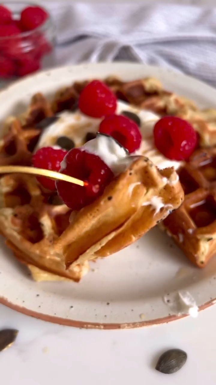 Vanilla Waffle 🥞🤍
Νutrition: 256 kcal | 30g carbs | 22g protein | 7g sugar | 4.2g fiber | 5.4g fat
Whip up this delicious vanilla waffle in minutes! 🍌🥚 Just blend:
- 50g banana
- 50g Slim Rice
- 30g plain flour
- 15g vanilla protein
- 1 egg
- 1 tsp baking powder
Cook in a waffle maker until golden, then top with your faves 😋✨
🛍 Shop now ➡️
🌐https://www.anmatto.store/
#slimfoodsonline #slimpasta #slimrice